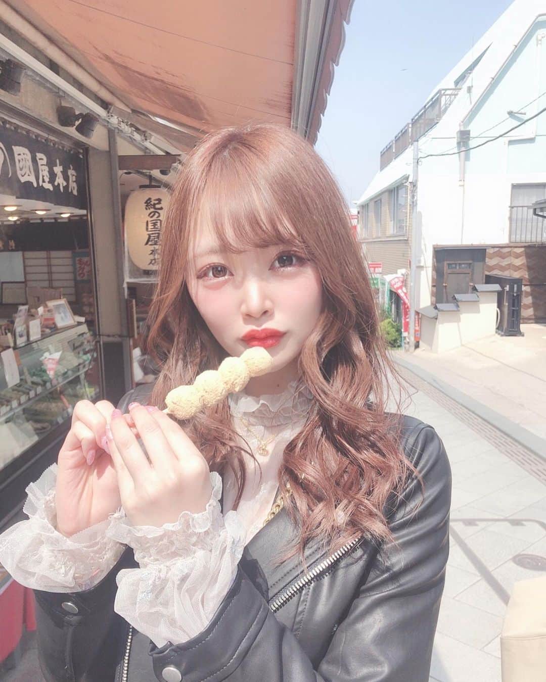 鳥海絢菜のインスタグラム：「・ ここの🍡が1番おいしいッ❣️ ・ ・ #江ノ島 #江ノ島カフェ #神奈川 #鎌倉 #鎌倉グルメ #お団子 #女子旅  #海  #江ノ島海岸 #プチ旅行 #sea #happy #food #travel #spring」
