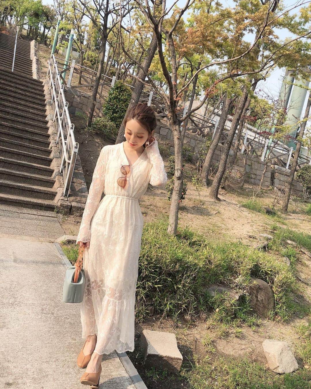 白岩まちこさんのインスタグラム写真 - (白岩まちこInstagram)「≫≫👗...𝐜𝐨𝐨𝐫𝐝𝐢𝐧𝐚𝐭𝐞  ㅤㅤㅤㅤㅤㅤㅤㅤㅤㅤㅤㅤㅤ ㅤㅤㅤㅤㅤㅤㅤㅤㅤㅤㅤㅤㅤ 今日は数日ぶりにお外に出た☺️✨ ㅤㅤㅤㅤㅤㅤㅤㅤㅤㅤㅤㅤㅤ  ㅤㅤㅤㅤㅤㅤㅤㅤㅤㅤㅤㅤㅤ  ゆに🐶連れて、ちょっとお散歩＋食料の調達🐶🐾 ㅤㅤㅤㅤㅤㅤㅤㅤㅤ ㅤㅤㅤㅤㅤㅤㅤㅤㅤㅤㅤㅤㅤ  ちなみに、ストーリーにも質問が来てた お洋服は、AMAIL(@amail_official)の レースワンピ👗✨ ㅤㅤㅤㅤㅤㅤㅤㅤㅤㅤㅤㅤㅤ ㅤㅤㅤㅤㅤㅤㅤㅤㅤㅤㅤㅤㅤ ㅤㅤㅤㅤㅤㅤㅤㅤㅤㅤㅤㅤㅤ 着るのはもう少し先の予定やってんけど、 今日めっちゃ暖かくて、久しぶりに お外に出るからつい着てしまった🥺💓 ㅤㅤㅤㅤㅤㅤㅤㅤㅤㅤㅤㅤㅤ ㅤㅤㅤㅤㅤㅤㅤㅤㅤㅤㅤㅤㅤ ㅤㅤㅤㅤㅤㅤㅤㅤㅤㅤㅤㅤㅤ アームと裾は透け感があって可愛いし、 胸元が開きすぎないように スナップボタン付いてるところもお気に入り❤︎ ㅤㅤㅤㅤㅤㅤㅤㅤㅤㅤㅤㅤㅤ ㅤㅤㅤㅤㅤㅤㅤㅤㅤㅤㅤㅤㅤ ㅤㅤㅤㅤㅤㅤㅤㅤㅤㅤㅤㅤㅤ ３枚目以降はゆに🐶のお散歩風景🐾 ㅤㅤㅤㅤㅤㅤㅤㅤㅤㅤㅤㅤㅤ ㅤㅤㅤㅤㅤㅤㅤㅤㅤㅤㅤㅤㅤ  ゆに🐶は段差と金網が苦手で、散歩中も 段差と金網の場所は抱っこしてってせがむんだ🙃‼️ ㅤㅤㅤㅤㅤㅤㅤㅤㅤㅤㅤㅤㅤ ㅤㅤㅤㅤㅤㅤㅤㅤㅤㅤㅤㅤㅤ ㅤㅤㅤㅤㅤㅤㅤㅤㅤㅤㅤㅤㅤ そして、草むらが大好き🙃💫 ㅤㅤㅤㅤㅤㅤㅤㅤㅤㅤㅤㅤㅤ ㅤㅤㅤㅤㅤㅤㅤㅤㅤㅤㅤㅤㅤ  たくさん歩いたし、草むらにも入って大冒険した ゆに🐶ちゃんは、今コテンっと寝てます😴😴😴笑笑 ㅤㅤㅤㅤㅤㅤㅤㅤㅤㅤㅤㅤㅤ  ㅤㅤㅤㅤㅤㅤㅤㅤㅤㅤㅤㅤㅤ ㅤㅤㅤㅤㅤㅤㅤㅤㅤㅤㅤㅤㅤ ㅤㅤㅤㅤㅤㅤㅤㅤㅤㅤㅤㅤㅤ  #白岩まちこ#ポニーテール#ヘアアレンジ #コーディネート#アレンジヘア#簡単アレンジ #メイク#シースルーバング#裸眼メイク #セルフアレンジ#簡単アレンジ#裸眼 #ナチュラルメイク#簡単メイク#セットアップ #ファッションコーデ#大人可愛い#大人カジュアル#お散歩#大人女子#レースワンピース#レースワンピ #ワンピースコーデ#お散歩コーデ#自然 #ポニーテール#セルフアレンジ #きょコ#今日のコーデ#今日のコーディネート」4月16日 21時00分 - machichas