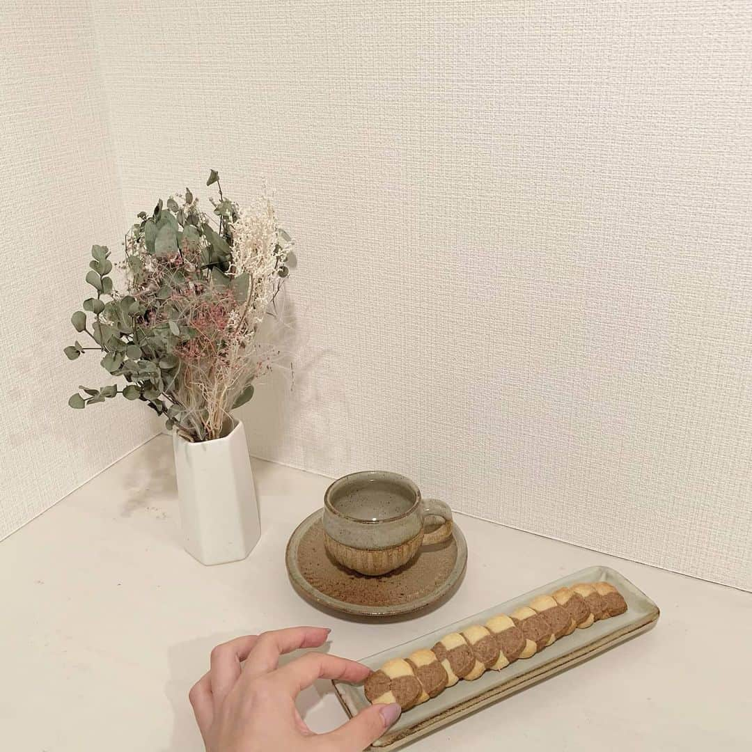 中瀬古ゆきなさんのインスタグラム写真 - (中瀬古ゆきなInstagram)「手作りクッキーでおうちカフェ☕️🍪❤️ ・ Twitterをフォローしている "つくりおき食堂まりえごはん"さんの レシピを参考にアレンジしました🥰 （インスタは @tsukurioki_shokudo ✨ たぶんですがTwitterメインのお方！！） ・ 【懐かしのバタークッキー】 👉材料 有塩バター　30g（大さじ2と1/2） 砂糖　25g（大さじ2と1/2） 小麦粉（薄力粉）　60g（大さじ6と1/2） ココアパウダー　大さじ1 ・ 👉つくりかた ①バター、砂糖をポリ袋に入れ混ぜる ②小麦粉を入れ、まとまるまで混ぜる ③生地の半分にココアパウダーを混ぜる ④各生地を2等分にしてボックス型に成型 ⑤冷凍庫で5分程生地を冷やして5mm厚にカット ⑥180℃のオーブンで10分焼いて完成❣️ （トースターで3〜4分焼いても◎らしい） ・ こんなに簡単なのに本当に美味しくて💕 またリピートしたいし、人にもあげたい味でした🥺 まりえさんのレシピはもっとシンプルなので 簡単に作りたいよー♪という方は 検索してみてください〜🔍 （クッキー冷めちゃう！と思って急ぎ撮ったので まだコーヒーが入っていないのはご愛嬌👻笑） ・ #myroom #cookies #sweets #homemade #photo」4月16日 20時53分 - yuch1129