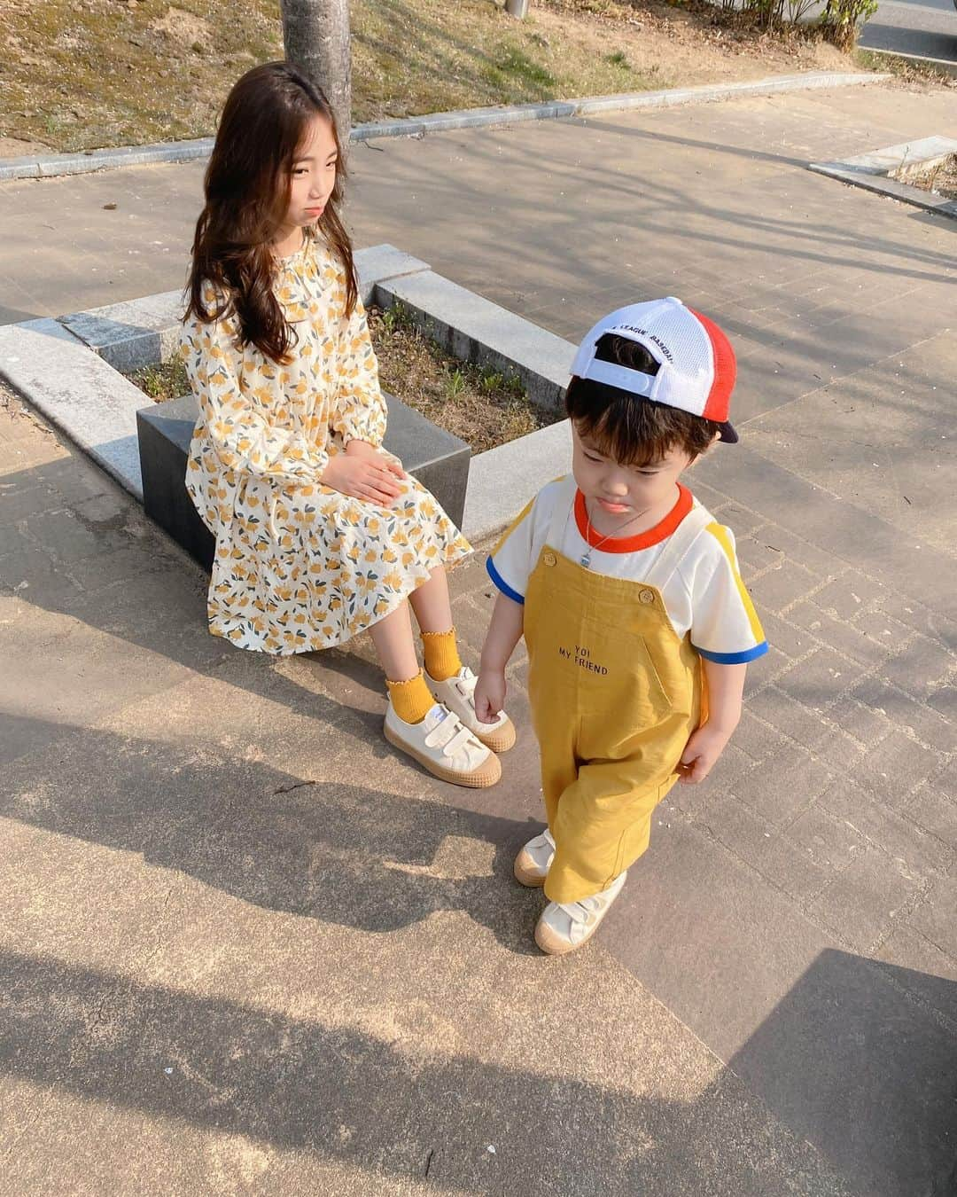 ウンチェさんのインスタグラム写真 - (ウンチェInstagram)「. 오늘 날씨 💛 삐졌다가도 , 언제 그랬냐는 듯이  같이 뛰어놀기🌼 - - - - #이은채 #이승유 #남매스타그램 #목요일 #육아일상 #daily #ootd #남매룩 #시밀러룩 #balabala @balabala.official」4月16日 20時54分 - __leehye