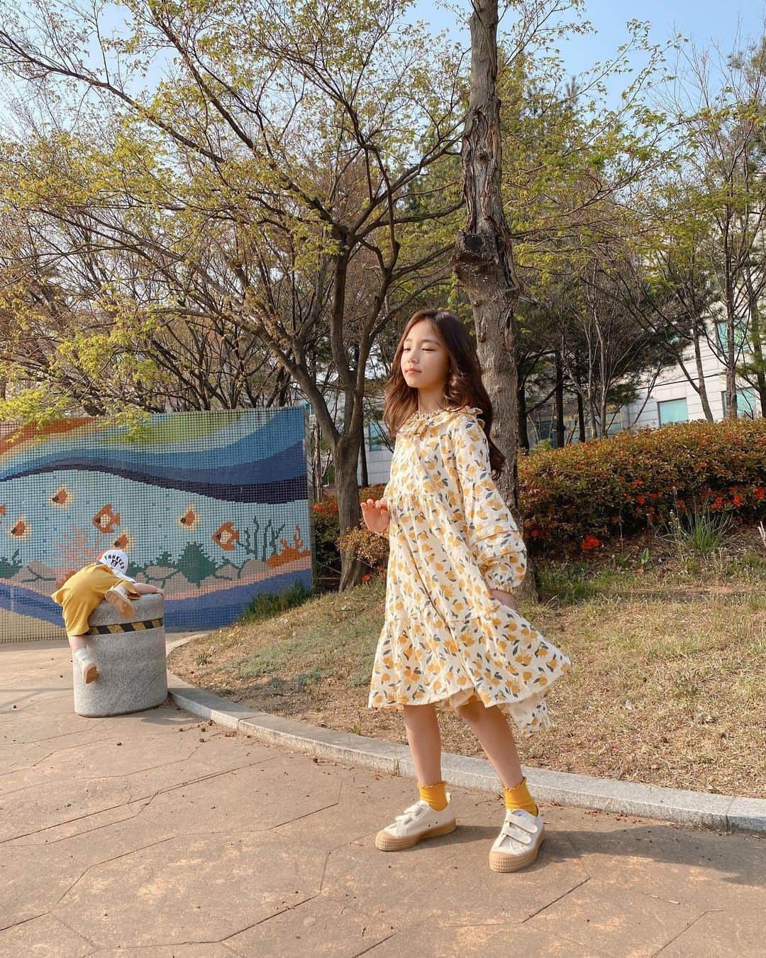 ウンチェさんのインスタグラム写真 - (ウンチェInstagram)「. 오늘 날씨 💛 삐졌다가도 , 언제 그랬냐는 듯이  같이 뛰어놀기🌼 - - - - #이은채 #이승유 #남매스타그램 #목요일 #육아일상 #daily #ootd #남매룩 #시밀러룩 #balabala @balabala.official」4月16日 20時54分 - __leehye