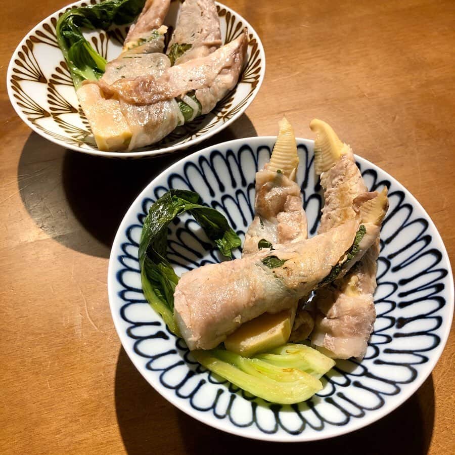 SAYUKIさんのインスタグラム写真 - (SAYUKIInstagram)「@ryokokurioka  ちゃんが採れたてのタケノコと椎茸など徳島野菜を送ってくれたので、筍の豚肉巻き、筍と小松菜と椎茸の青椒肉絲風など作りました。採れたてで全くえぐみの無い柔らかい筍！家族みんなでもりもり食べました😋💕ありがとう✨  他にも最近のお料理を色々載せてみました。 豚挽き肉とパクチーのミートボールカレー、キノコとほうれん草のチキンソテー、手羽先とネギと金柑の炒め煮、ひよこ豆の粉50%レーズンパンケーキ。 レシピを決めて買い物する事もありますが、家にあるものでアレンジして作る事が多いです。 今までは時間があれば公園に出来るだけ連れて行っていたので、料理もバタバタと適当な日も多かったのですが😅、外出自粛になってお料理の時間が増えました。 活発な子供達は公園で思いっきり遊びたいだろうと思うと可哀想でしょうがないのですが、今は我慢の時、、早くコロナよいなくなってーと願います😢  #SAYUKIcooking #たけのこレシピ #筍　#たけのこ #外出自粛　#stayhome #おうちごはん #徳島野菜美味し過ぎる　#定期便始めて欲しいw #徳島野菜　#vegetables」4月16日 20時55分 - sayukisvoice