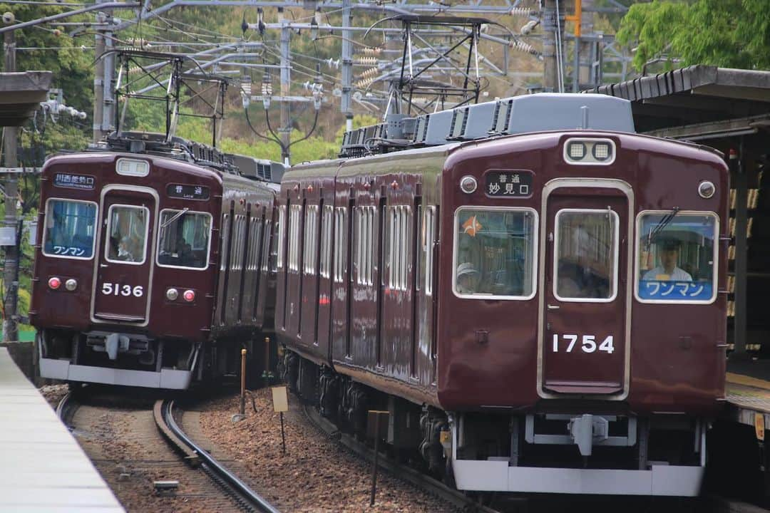 徳永ゆうきさんのインスタグラム写真 - (徳永ゆうきInstagram)「. . のせでん。 . -2017.05.07- . #鉄道写真 #撮り鉄 #鉄道好き #能勢電鉄 #のせでん #一の鳥居駅 #1700系 #妙見口行き #5100系 #川西能勢口行き #ワンマン #元阪急 #離合 #過去写真」4月16日 20時55分 - tokuchan_1113