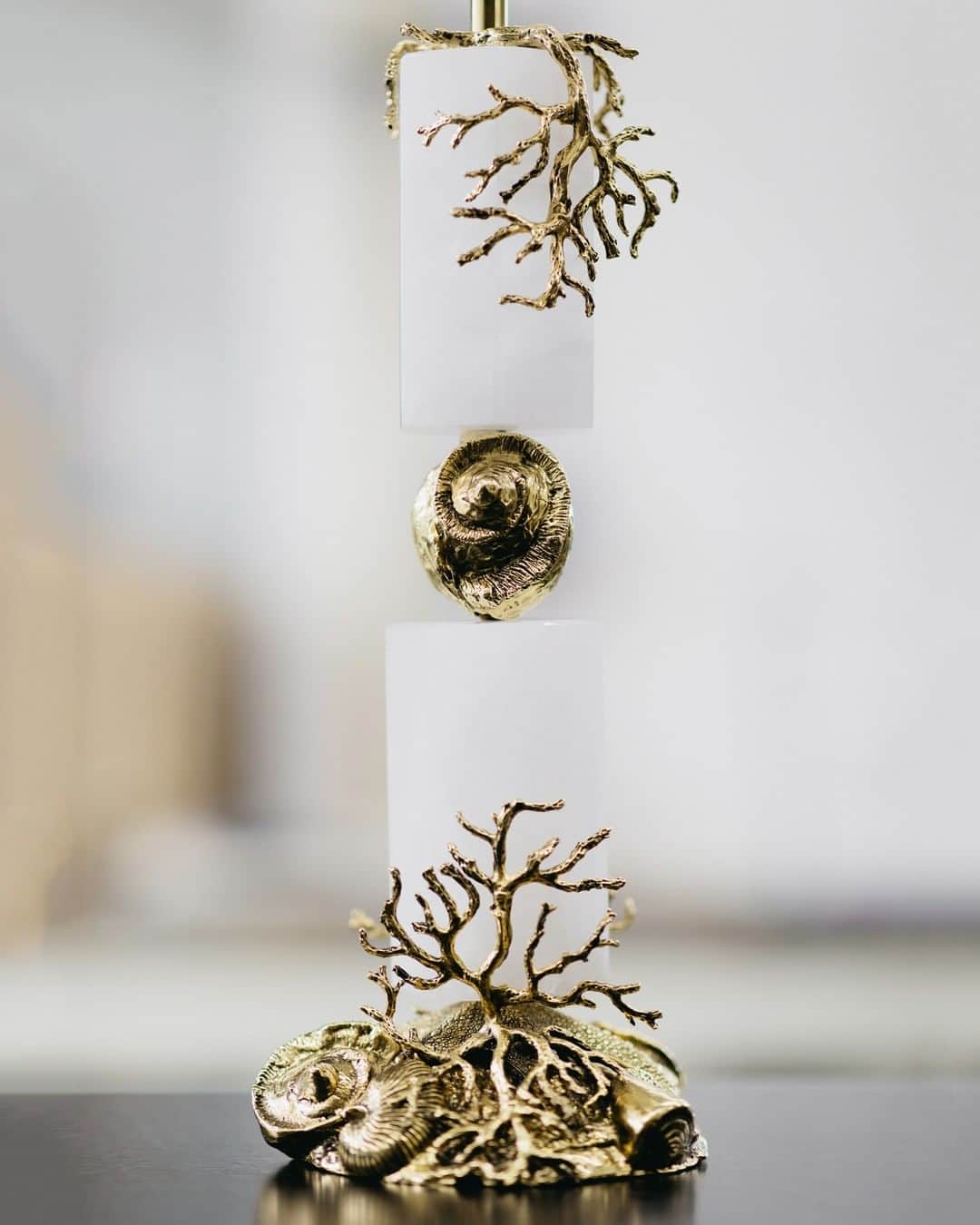グーセンス パリのインスタグラム：「The House revisits the iconic themes of the founder, Robert Goossens : coral, shell, leaves, wheat and water lillies. Table lamp in brass soaked in a bath of 24-carats gold, yellow gold color, adorned with corals, shell and rock cristal. . . #📸 by @alix.marnat .」