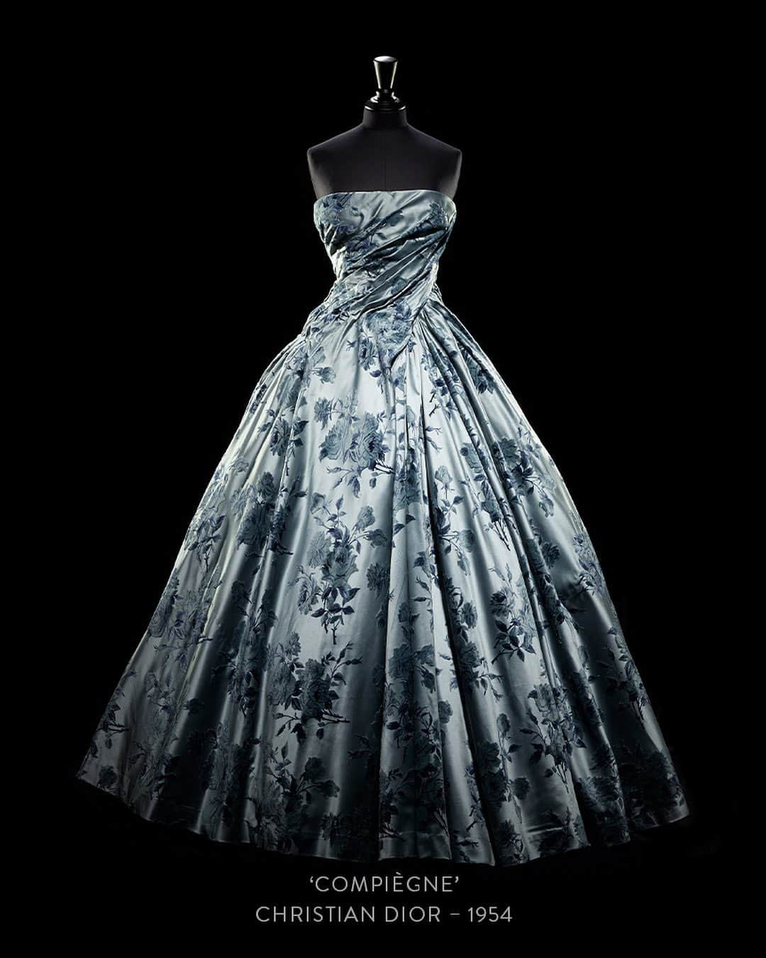 クリスチャンディオールさんのインスタグラム写真 - (クリスチャンディオールInstagram)「Enhanced with floral motifs, the 'Compiègne' evening gown, designed by Monsieur Dior in 1954, is affirmation of an unconditional passion for nature and the beauty of flowers that was born in the family garden at Granville. (Re)discover this magical story and gown as part of this unique visit to the 'Christian Dior: Designer of Dreams' exhibition that we invite you to experience from the comfort of home.  #DiorHeritage © Laziz Hamani / Dress from the Metropolitan Museum of Art, New York」4月16日 20時59分 - dior