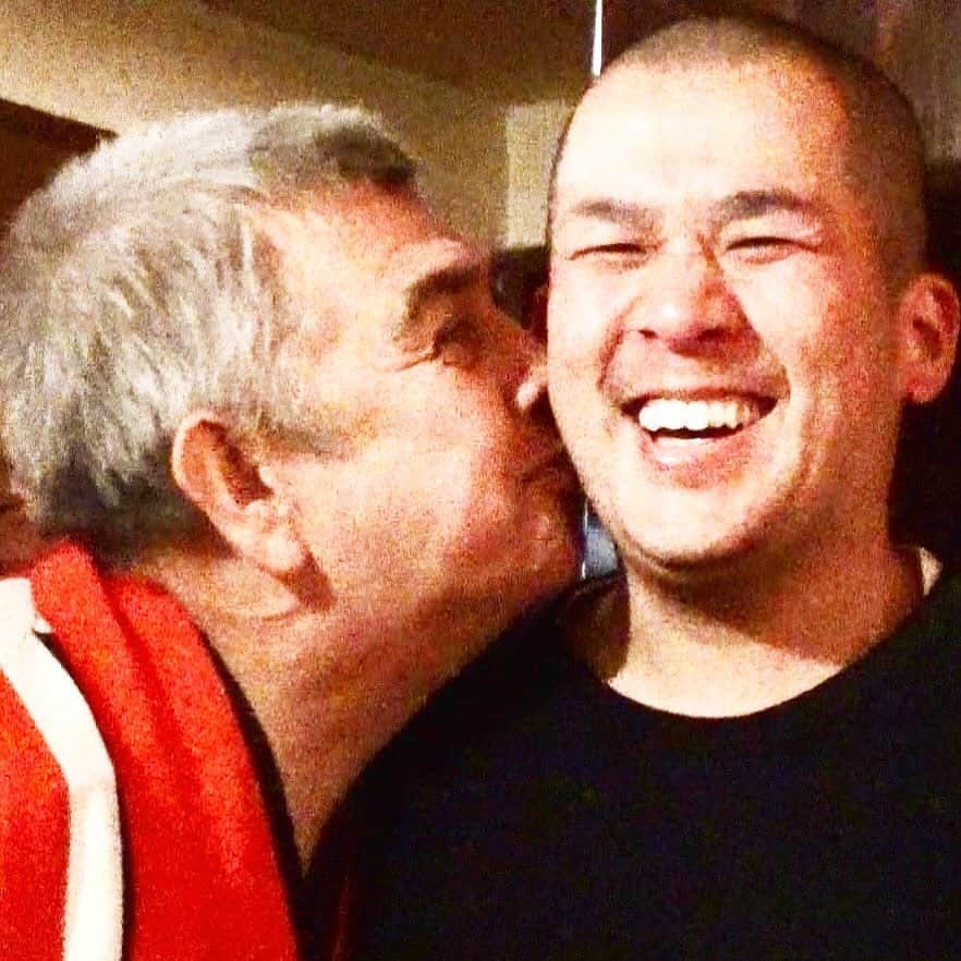 快楽亭ブラック（2代目）さんのインスタグラム写真 - (快楽亭ブラック（2代目）Instagram)「☆放送のお知らせです。 THE#人間のクズ！（師匠のお墨付き）の#快楽亭ブラ坊 を追った#ザノンフィクション が沖縄OTVにて4/22(水)25時25分〜オンエア。「あっしも#壇蜜 に人間のクズと呼ばれたい。#快楽亭ブラック」 ↓番組内容に怒った師匠の紛れもないパワハラです😓 映画『#落語家の業』の沖縄公開は#桜坂劇場 にて☆ https://t.co/9LOxv3Th7A」4月16日 21時02分 - kairakuteiblack_official