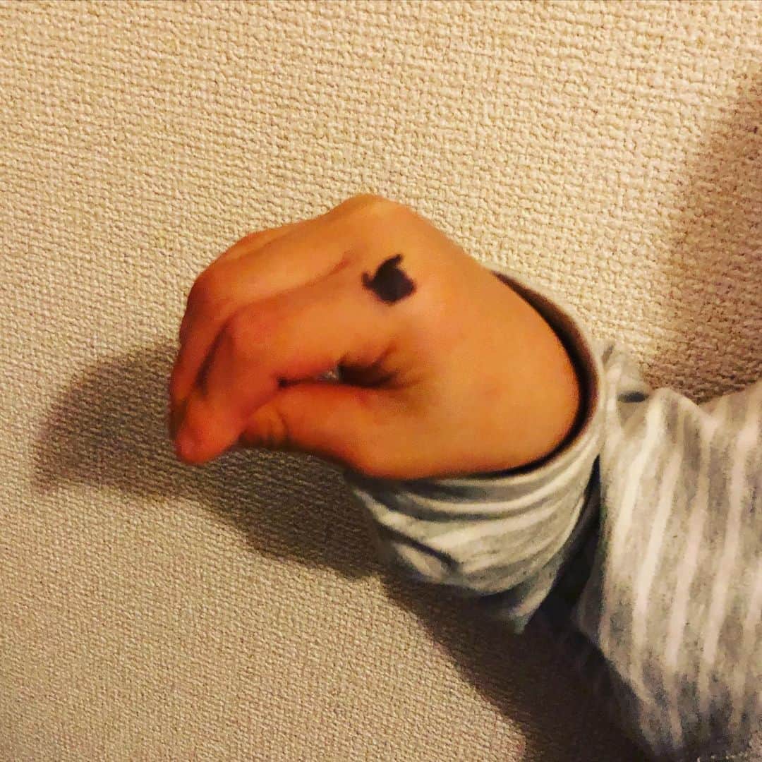 中屋敷法仁のインスタグラム：「‪【私生活】夕食が終わった途端、長男が小林一茶の俳句を読み出した。次男は黒マジックで右手に犬の目を書き、赤ワインを飲んだ妻はシェイクスピア『冬物語』を読み出した。‬ ‪誰ひとり、食器を片付けない。‬ ‪だが…それでいい！‬ #夕食 #family #wife #life #enjoy」