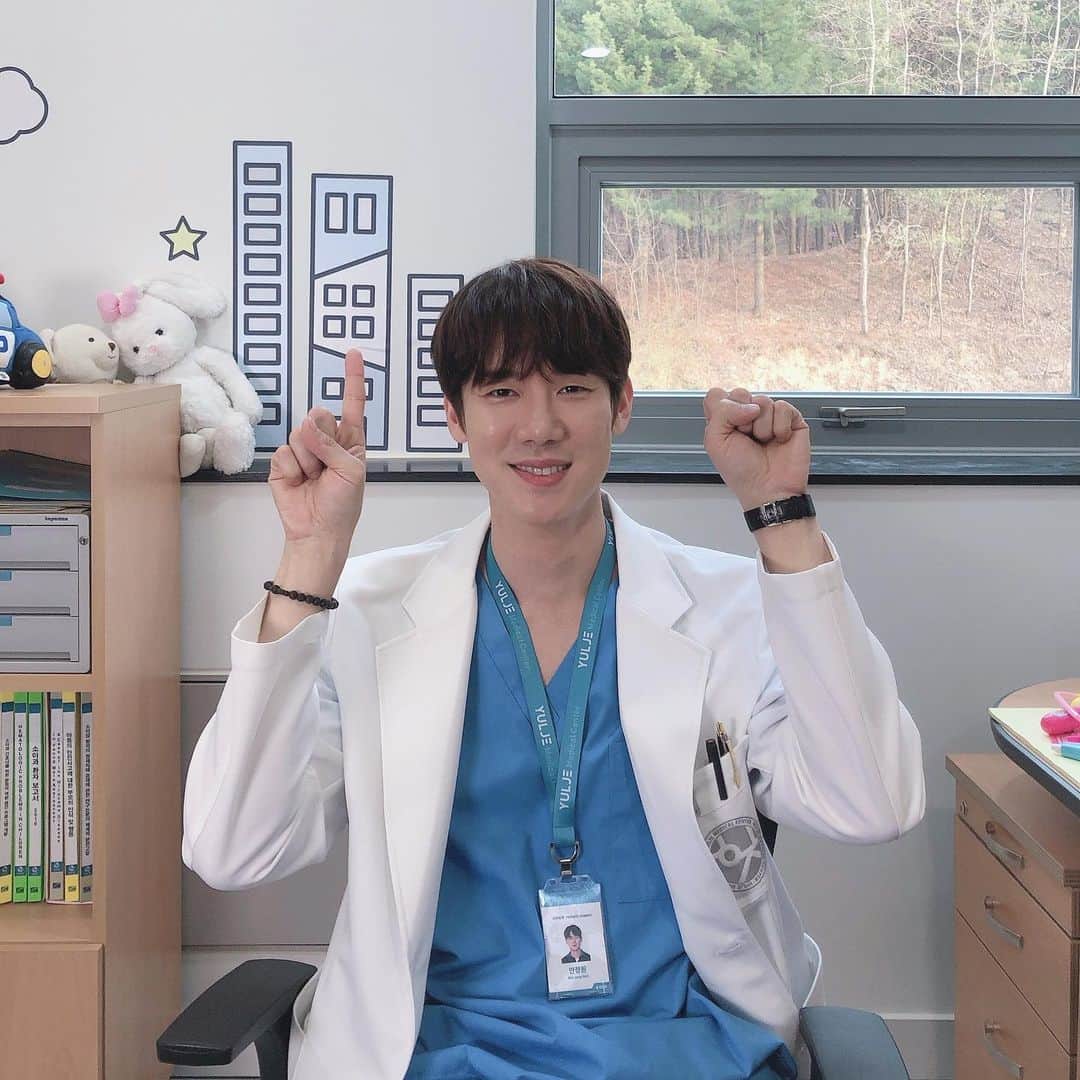 ユ・ヨンソクのインスタグラム：「팔로워 100만 감사합니다! ❤️ 잠시후 방송에서 만나요~^^ #슬기로운의사생활 #안정원」