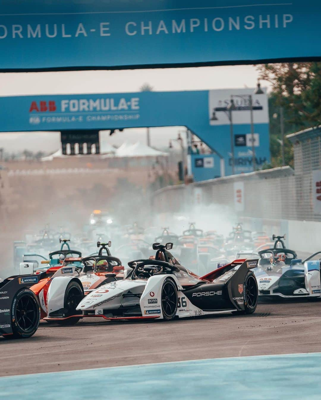 アンドレ・ロッテラーさんのインスタグラム写真 - (アンドレ・ロッテラーInstagram)「I am excited to hit the virtual track for the ABB Formula E race at home challenge supporting a good cause @unicef_uk .Let’s make it a good racing series for the next 9 weeks. Curious to find out how we compete against sim pros. 👊  #raceathome #porsche #racing #abbformulae #simracing」4月16日 21時18分 - andre_lotterer