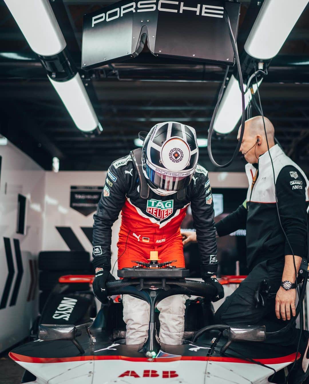 アンドレ・ロッテラーのインスタグラム：「I am excited to hit the virtual track for the ABB Formula E race at home challenge supporting a good cause @unicef_uk .Let’s make it a good racing series for the next 9 weeks. Curious to find out how we compete against sim pros. 👊  #raceathome #porsche #racing #abbformulae #simracing」