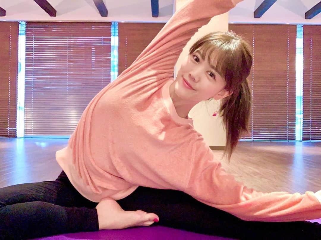 上坂由莉さんのインスタグラム写真 - (上坂由莉Instagram)「﻿ ﻿ #おうちヨガ 🧘‍♀️🧘‍♂️﻿ 家にいる事が多いと思いますが﻿ 適度に身体を動かしてリフレッシュ☺️🌿﻿ ﻿ ﻿ 私もヨガや宅トレをして過ごしてます🥰💪﻿ 来週から期間限定でオンラインレッスン﻿ 素敵な皆さんとご一緒させていただくので﻿ とっても楽しみ〜😍😍😍﻿ @stayhome_wellnesscamp ﻿ ﻿ #yoga #yogainstructor #ヨガ #オンラインレッスン」4月16日 21時13分 - yuri_yoga.727
