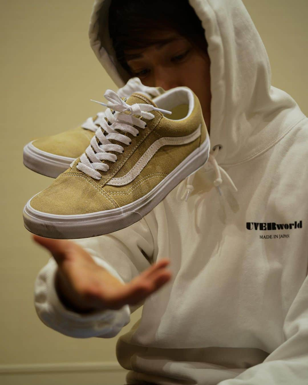 TAKUYA∞さんのインスタグラム写真 - (TAKUYA∞Instagram)「US vans #UVERworld #TAKUYA∞ #この写真に特別なメッセージは無いです。 #今、言うべきメッセージは #今日まで歌い続けてきたし #ずっとそんな気持ちで #絶望感から立ち向かい #希望を探し #理解しあい #一つになり #文字通り死ぬ気で #音楽やってきたんだ。 #くだらない写真UPし辛くなった笑 #今辛い事はそれくらい」4月16日 21時27分 - takuya_world_official