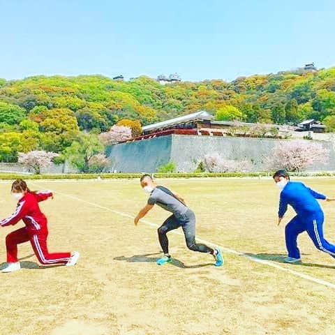 滝香織さんのインスタグラム写真 - (滝香織Instagram)「今日は#ほのボーノ  #桜 がまだ残る#城山公園 から中継🌸 久しぶりに#ジャージ を着て、#ウォーキング のコツと#おうちでできるトレーニング をご紹介しました。  日々刻々と状況が変わり、不安を抱えたり、ストレスがたまったりすることもあるかと思いますが、そんな時はぜひ体を動かしてみてください。  これ、自分にも言い聞かせてます😊 今日、久しぶりに#トレーナー の#窪田三思 さん に来ていただき、体を動かしたら、すごく気持ちがすっきりしました✨ @kubota.sanshi  2枚目の写真から、1枚目の写真へ円盤投げをするような、放るような動作をすると、ウエストまわり、そして、全身運動になりますよ。 ただし、膝や腰を痛めてる方は、気をつけてくださいね。  来週から#木曜ほのボーノ はしばらく休止となりますが、またお届けできる日を楽しみにしています✨  #おうち筋トレ #家トレ #エクササイズ #トレーニング #自宅トレーニング #体幹トレーニング #くびれ #春 #松山城 #公園 #松山 #愛媛 #spring #instagood #japanesecastles #love #cherryblossom  #あいテレビ #アナウンサー #女子アナ #滝香織 @kaorin_taki」4月16日 21時24分 - kaorin_taki
