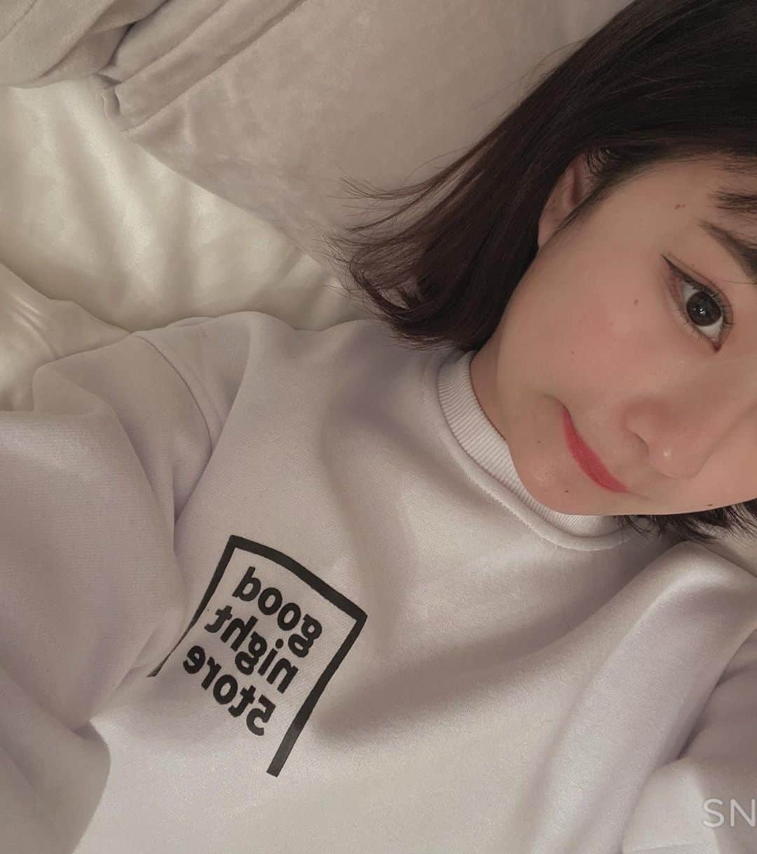 かれんのインスタグラム：「白のスウェットってかわいいよね」
