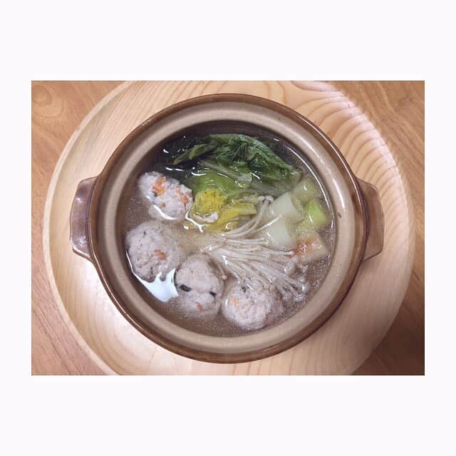 みのり(26)＠東京 ダイエットのインスタグラム：「🍖夜ご飯 . 柚子のつみれ 白菜 えのき 長ネギ . . 今日は、なりさん( @narinari0605 )のLiveみながら 肩トレやって、ほーんとたのしかったー☺️💓 . . 久しぶりに楽しい気持ちで #おうちでなりトレ できた😍 . 明日は ①14:00〜15:00 ②20:00〜21:00 . しかもお尻のトレーニングだよー😋たのしみ💓 . . なりさん、ありがとー😇神様 . #おうちでなりトレは世界を救う #stayhome #おうち時間 #おうち時間を楽しむ . . #ダイエット #diet #ダイエット日記 #ダイエット記録  #instadiet #ダイエット仲間募集 #ダイエッター #公開ダイエット #dinner #夜ご飯 #夕食 #夜ごはん #低糖質 #糖質制限 #食べて痩せる #女子力 #脂肪燃焼 #ヘルシー生活」