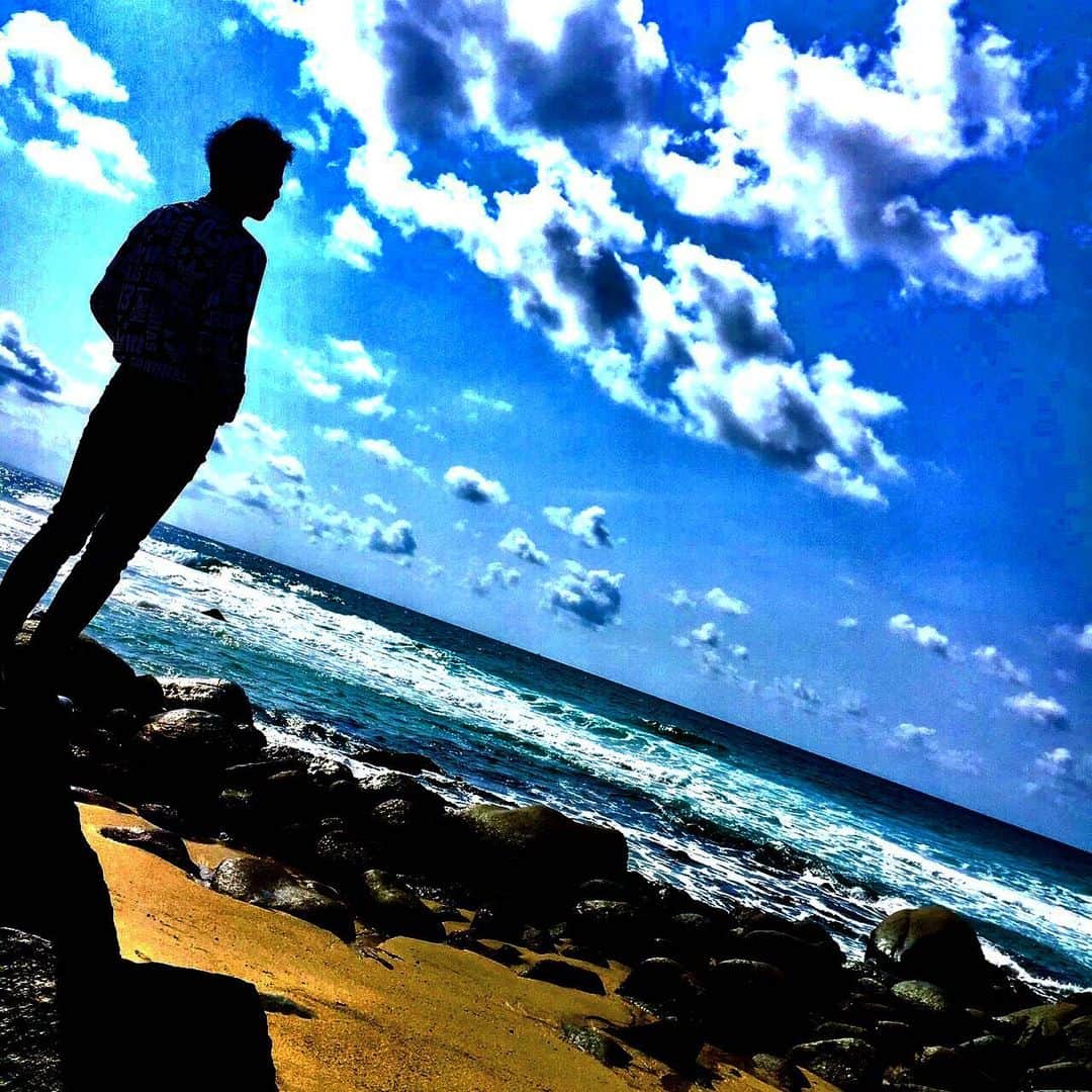 ウェディングさんのインスタグラム写真 - (ウェディングInstagram)「いつかのどこかの海。海行きた。  #海 #おうち時間」4月16日 21時35分 - w_ding777