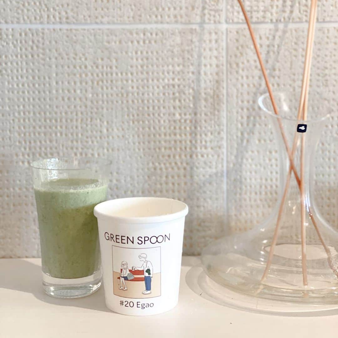淡輪優希のインスタグラム：「#おうち時間 は#GreenSpoon で#パーソナルスムージー 💙 60種類の野菜や果物から日々の食生活や好みにあわせてカスタムしてくれます！凍った状態で送られてくるので、好みの飲み物(豆乳、牛乳、飲むヨーグルトなど、、)を適量加えてミキサーで👍※二枚目の写真は飲むヨーグルトをすでに入れてます . 味がとにかく美味しい🥺✨お腹にもたまるし、運動不足なので置き換えにしました❣️これはハマりそう〜 #グリーンスプーン」
