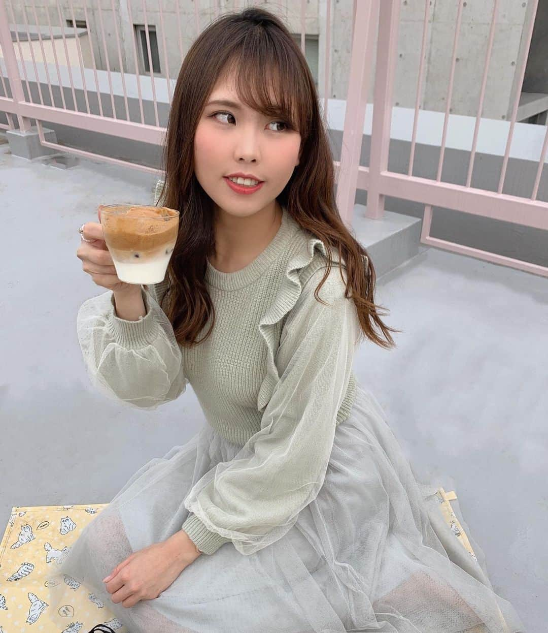 Yukaさんのインスタグラム写真 - (YukaInstagram)「自粛モードで最近ずっと家にいたから、 このままずっと続いたらストレス溜まりそう、、、😩 ピクニック欲が突破したから、 うちの屋上で在宅ピクニック🏡 めっちゃくちゃいい天気で気持ちよかった🥺 - 最近流行ってる韓国のタルゴナコーヒー作ってみたよー 簡単だしほろ苦くてめっちゃ美味しかった🥺 ハーゲンダッツのカスタードストロベリーアイスのせいちごパンケーキも作った🍓 ルームメイトと協力してなんとかおつまみも出来た🥴🥴🥴 焼きベーコン、合鴨パストラミ、豚バラ軟骨、2種盛りクリームチーズ👍🏻 - 屋上でピクニックするなんて今まで全然考えてなかったから意外と新鮮で楽しかった🥳 - 最近一直待在家， 這種生活持續下去的話感覺壓力會越來越大 實在是太想野餐，所以跟室友臨時起意來個自家屋頂野餐😙 太陽好大天氣好好超級舒服😌 - 最近流行的韓國四百次咖啡，也嘗試做做看了 苦甜苦甜的，超級好喝作法又簡單好玩 只是手動打發很累，所以跟室友輪流交替打🤣 後面還有拍縮時影片唷！！ 然後最近草莓便宜又好吃，剛好買來做鬆餅，上面再加一球哈根達斯的卡士達草莓冰淇淋，讚讚🥰 - 從來沒想過會在自家頂樓野餐 覺得很新鮮也很好玩，滿足了櫻花季沒辦法野餐的遺憾 希望疫情趕快穩定，大家都能平安健康，明年再一起去賞櫻野餐🥳  #おうち時間#おうちカフェ#おうちピクニック#パンケーキ#ホットケーキ#いちご#苺#イチゴ#ピクニック#ピクニック日和#アフタヌーンティー#ティータイム#おつまみ#タルゴナコーヒー#自粛モード#コロナに負けるな#ステイホーム#屋上#屋上ピクニック#四百次咖啡#野餐#草莓#鬆餅#下午茶#屋頂」4月16日 21時46分 - loveyuka06