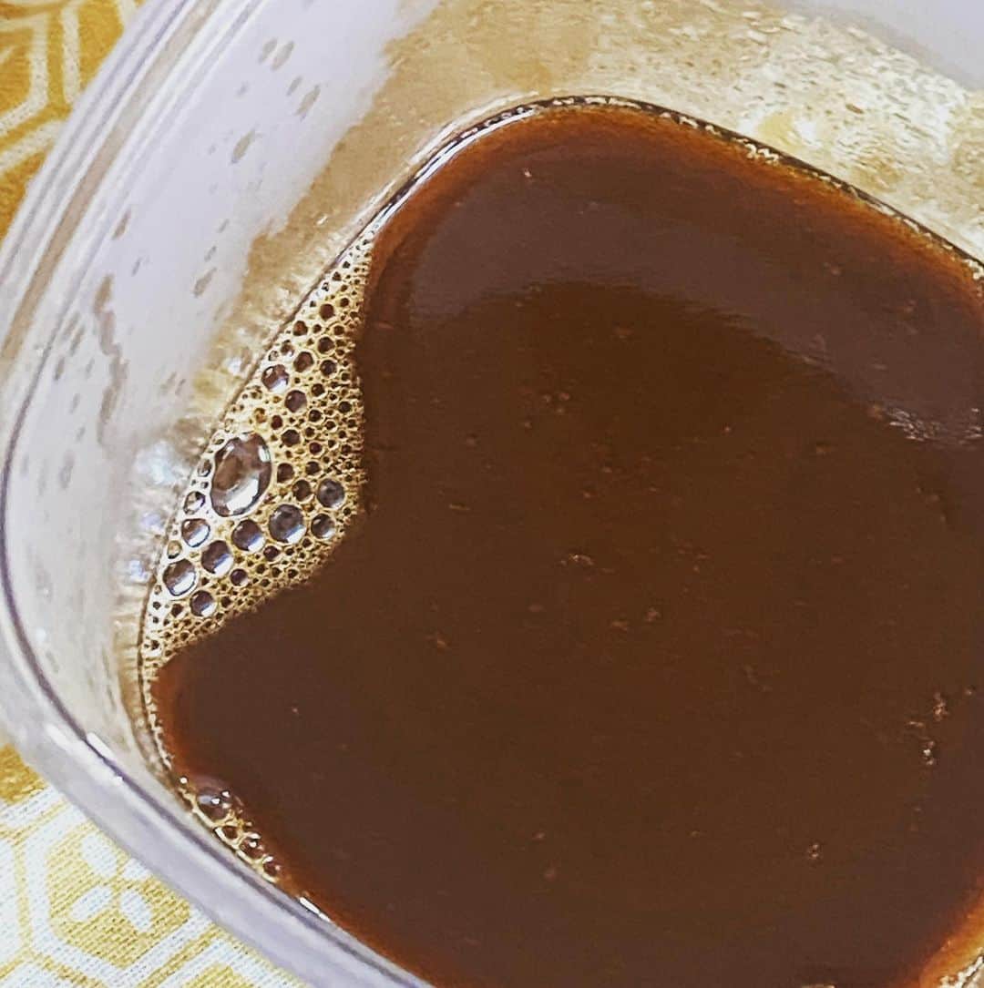 青山志穂さんのインスタグラム写真 - (青山志穂Instagram)「海老の殻は捨てないで！ ごま油で炒めて、醤油と日本酒を半々、ネギの青い部分、にんにく、しょうがを入れて煮込むだけで、めっちゃ美味しいタレになります。  #海老醤油 #アレンジ自在 #海老 #えび #エビ #醤油 #中華 #ごま油 #煮込み #タレ #たれ」4月16日 21時46分 - shiho_aoyama_