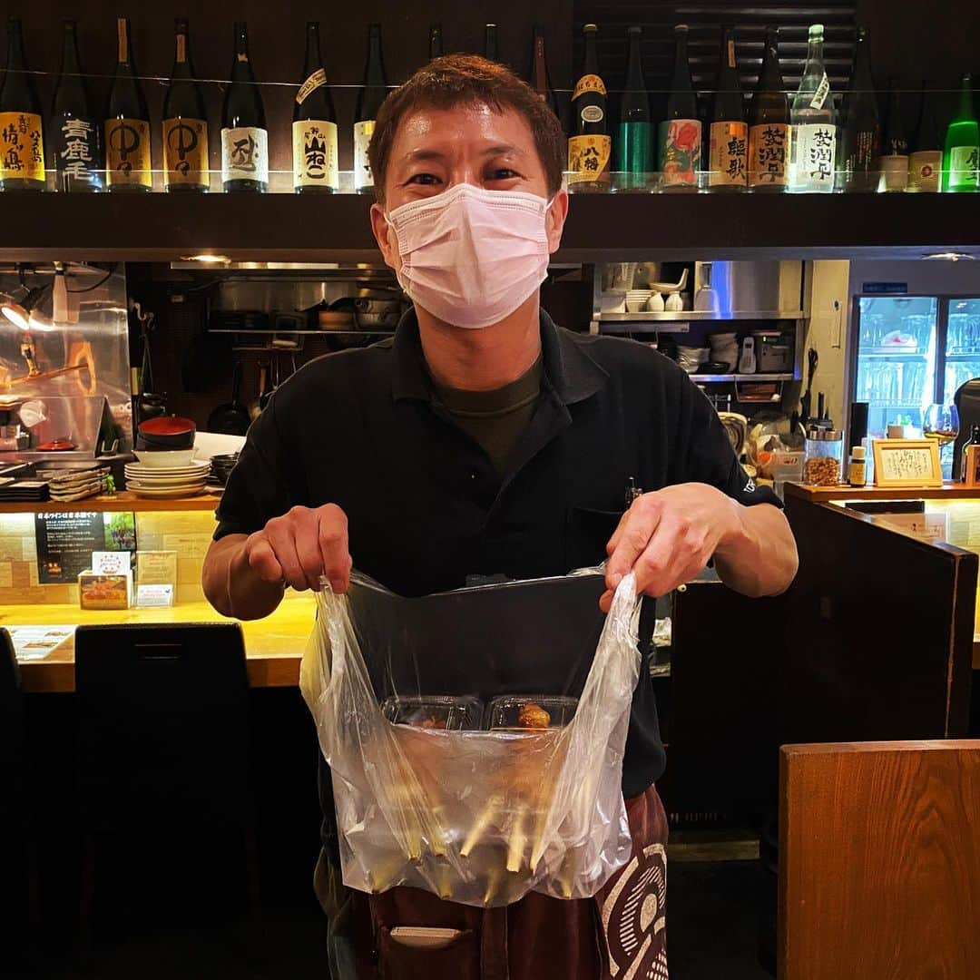 ひぐち君さんのインスタグラム写真 - (ひぐち君Instagram)「とり鉄三軒茶屋店にて焼鳥をテイクアウト🍷 もうすぐ「期限付酒類小売業免許」が下りるので、ワインも買えるようになるそうです👍 #とり鉄三軒茶屋店  #焼鳥　#yakitori  #日本ワイン　🇯🇵 #japanesewine #vinjaponais  #wine #vin #vino #winetime #winelover  #instawine #wineexpert  #tokyo #三軒茶屋　 #期限付酒類小売業免許 #おうちワイン　#おうち時間 #テイクアウト」4月16日 21時48分 - higehiguchi