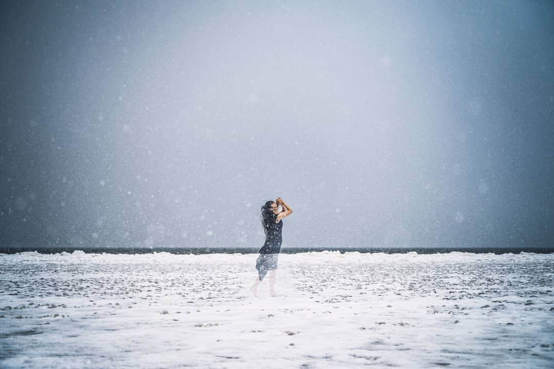 高橋さくらさんのインスタグラム写真 - (高橋さくらInstagram)「* * この想いが消える前に  せめて、、 * * いつだかの年越し撮影 りある裸足で、凍傷になるかと思うくらい寒かったけど 裸足がいい感じ？  今見るとすごいすき！  #雪 #冬 #福島 #氷 #黒 #風景 #透明 #ポートレート #カメラマン #モデル #湖 #作品撮り #かずさん写真部  #splus_cameraclub  #風」4月16日 21時51分 - sakulav214