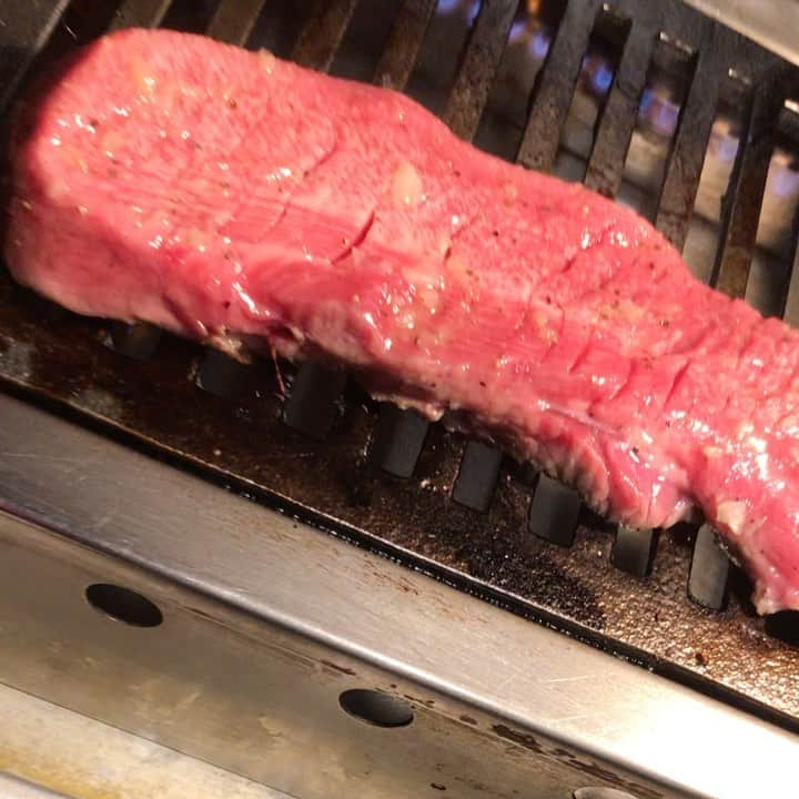 繁田梨世のインスタグラム：「お肉食べたい🥩 . . 牛タンの一本焼き美味しかったな😋 店員さんが焼いてくれるから焦げる心配なし🥺 . よくお肉焦がしがちやから助かる！！ .  タンってタン元からタン先で柔らかさが違うことを知りました🤤 . . 早く焼肉行ってお肉いっぱい食べたい！ お肉は人を幸せにする🤗 . . #焼肉#肉女子#ホルモン劇場#牛タンの一本焼き#インスタ映え#タンもと#どの部位も美味しい#ホルモン#豚も美味しかった#牛ハツ＃赤ワイン#つけてたべる#柔らかい＃食いしん坊#お肉 #柔らかい肉」