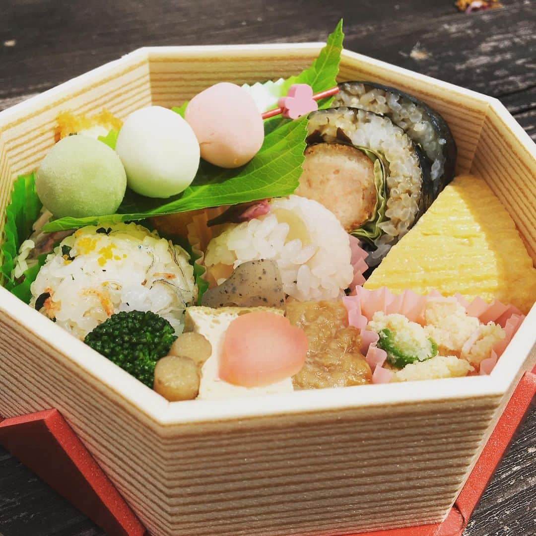 富所哲平さんのインスタグラム写真 - (富所哲平Instagram)「ふくおかのお弁当。 #エア花見 #いろどりみどり市 #とみちゅーぶ  @irodorimidorinotakeout フォロー宜しくです！」4月16日 22時10分 - tomitetsu823