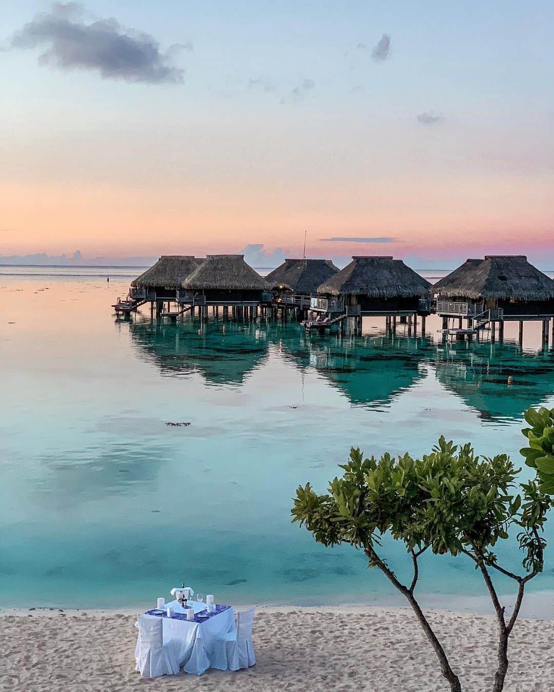 marinmatsuzakiのインスタグラム：「Honeymoonのハイライト途中だった忘れてた🕊﻿ この期間に色々更新したい。山盛り。🗻﻿ ﻿ ﻿ ﻿ なにも加工してないのにこの綺麗さ…﻿ 肉眼で見てたのが夢のようや💭﻿ ﻿ ﻿ いつかまた必ず行きたい場所☺️💓﻿ ﻿ ﻿ 本当に色々とバタバタしてまた更新止まってたけど﻿ ﻿ この期間があったからこそ﻿ 自分の時間も大切にできる☽﻿ とても大切な時間だと思える…﻿ ﻿ ﻿ 早くまたお客様に会える日を楽しみに﻿ 今日も1日を過ごす🥰」