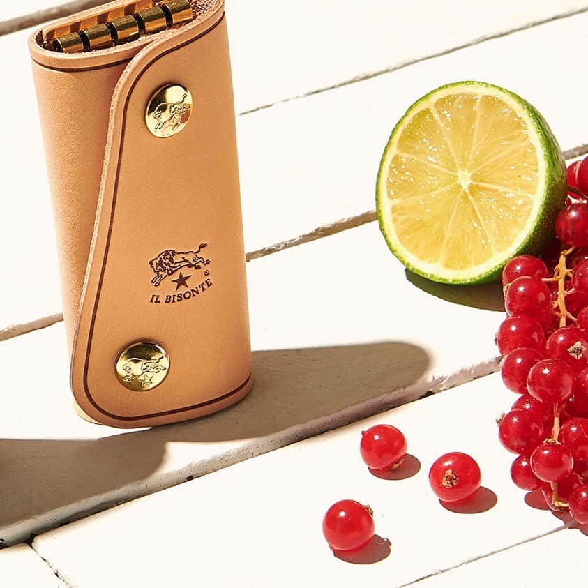 イルビゾンテのインスタグラム：「The beauty of simplicity: that’s what we are! ☆  #ilbisonte #accessories #keyring」