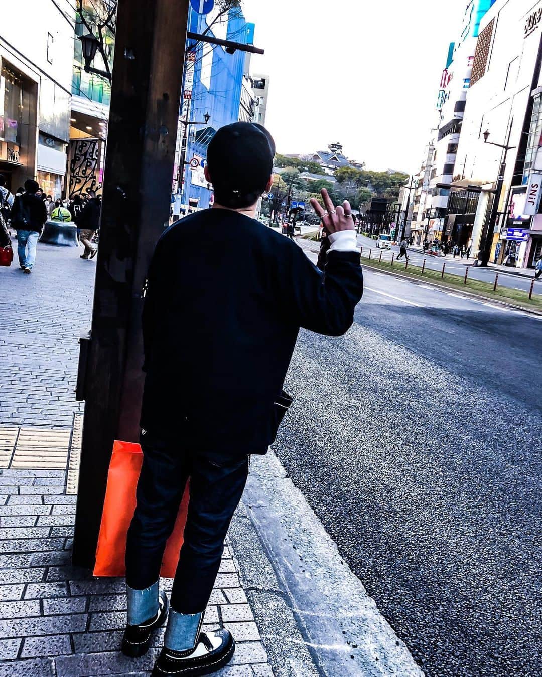 Show-heyのインスタグラム：「少し時間が過ぎましたが、4/14は、熊本の震災から4年。 その間何度か熊本に帰り、復興する様子も見てきました。 まだまだ仮住まいの方もおられます。 元の熊本には戻れないかもしれませんが、より良い熊本に、元気ある熊本になる事を心より願っております！  ここから見る熊本城が大好きです。 だいぶ修繕されてぎした！ またあの凛々しい姿を見たいです。  街も大好き！  コロナも早く落ち着いて、また街ブラしたかです！ がまだすばい！熊本！  写真は2年前かな！  #kumamoto #がまだすばい #」