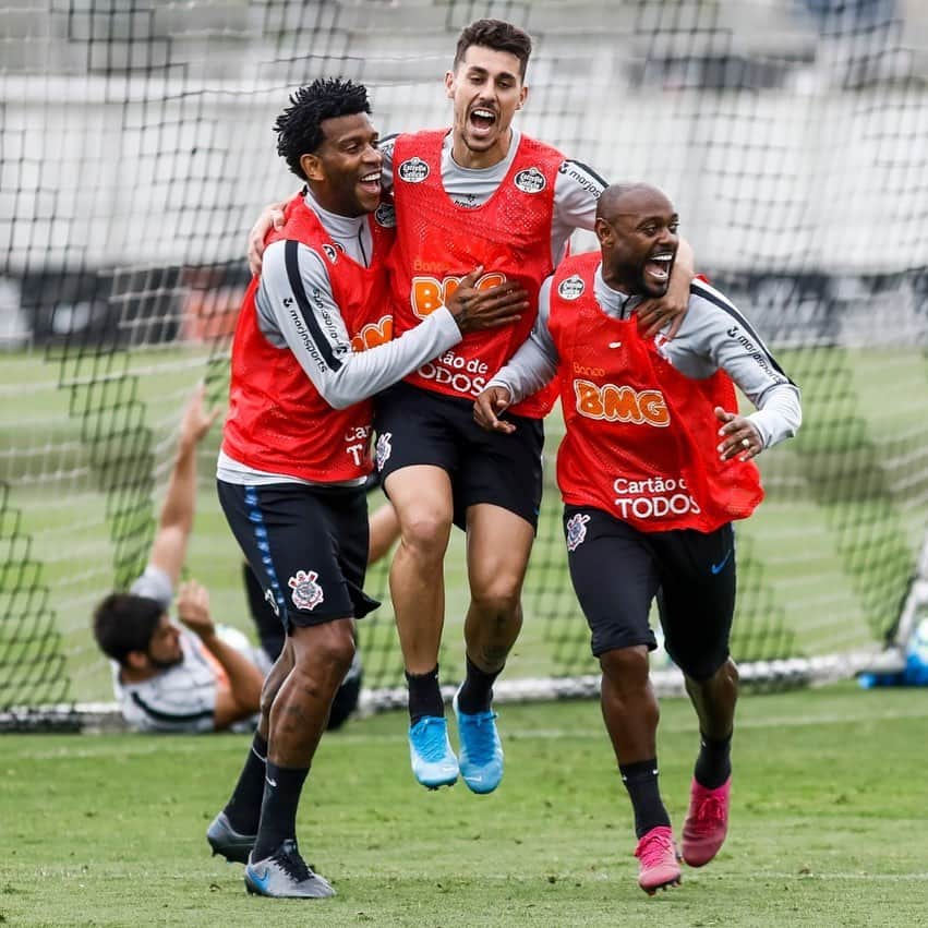 ダニーロ・フェルナンド・アベラールのインスタグラム：「Alegria alegria 💪🏽💪🏽💪🏽 @oficialvagnerlove @gilzagueiro04」