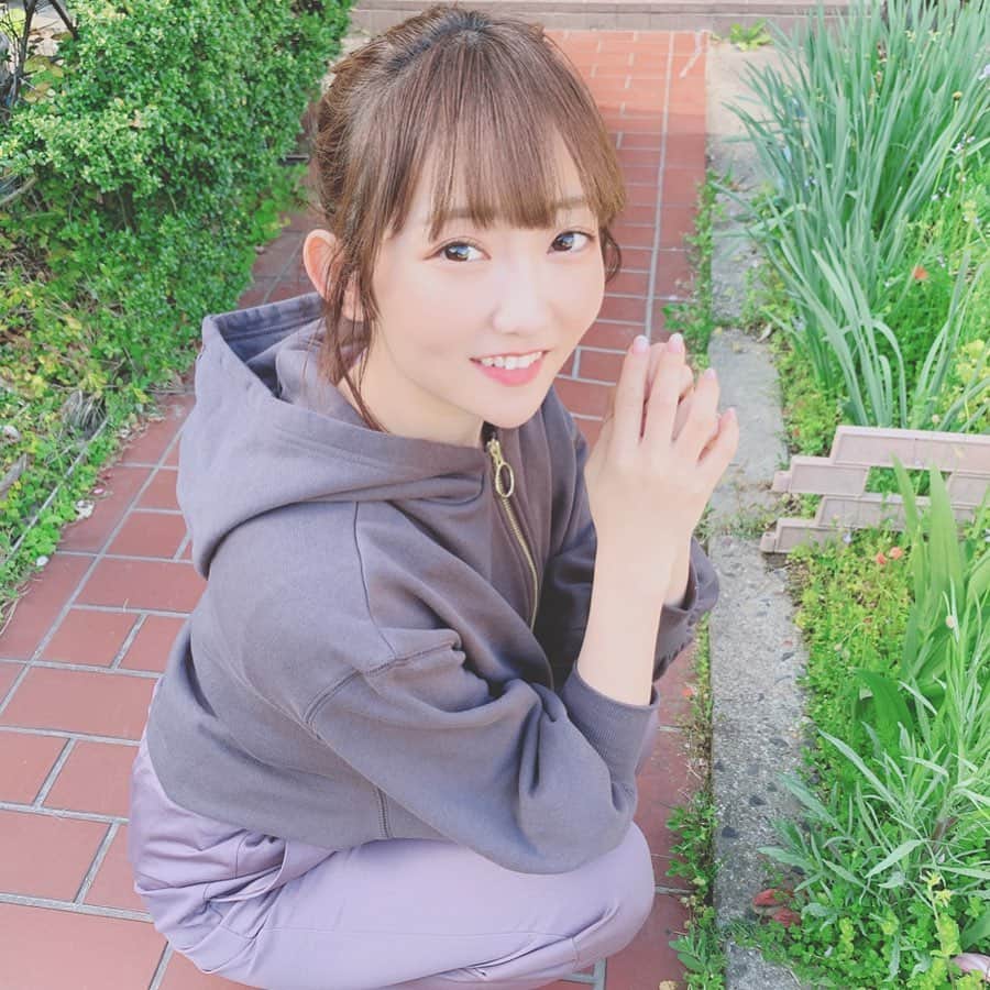夏川愛実のインスタグラム：「﻿ おうちの壁が背景の写真ばっかで﻿ 嫌だなあと思って﻿。 お外での写真は久々！﻿ ﻿ 日光最高！！！﻿☀️ ﻿ ﻿ ﻿ #おうちコーデ#パーカーコーデ#おうち時間﻿#ラフコーデ #niceclaup#ナイスクラップ#gu#guコーデ #ヘアアレンジ#お団子アレンジ#ボブアレンジ﻿ #チューリップ#お庭のある暮らし」