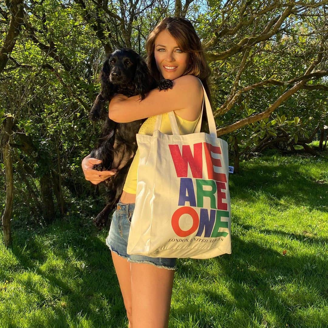 エリザベス・ハーレイさんのインスタグラム写真 - (エリザベス・ハーレイInstagram)「This gorgeous #WEAREONE tote bag has been created by Kurt Geiger and ES Magazine. All the profits of the sale of the bags will go to the NHS to raise £1 million before Christmas.  Carry yours with pride and spread the word #weareone @eveningstandardmagazine @kurtgeiger @nhs #stayhome 😘😘😘 www.kurtgeiger.com」4月16日 22時31分 - elizabethhurley1