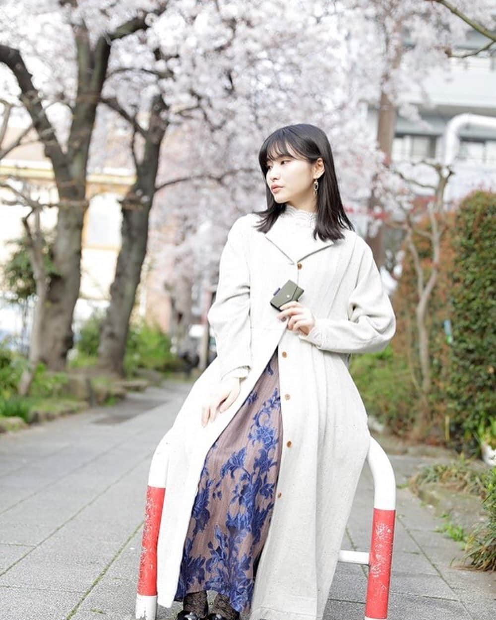 福岡聖菜さんのインスタグラム写真 - (福岡聖菜Instagram)「15thAnniversary  AKB4815周年企画。 私たちの衣装を作って下さっている オサレカンパニーさんとプロフェッショナルが コラボレーションしてグッズを作っていく。  その第一弾として @osarecompany × @comono_tokyo  そして私がアンバサダーをさせて頂くことになりました✨  当日までソロのお仕事と知らず ロケ始めは緊張で、 変な歩き方をしてしまったものの 暖かい和やかな雰囲気が溢れていて 学びもたくさんあり、 楽しく幸せな時間だったなぁ。。。 コラボグッズは２つのお財布。 どちらもとっても素敵なので ぜひ、チェックしてください☺️ * * 発売は明日4月17日18時〜 AKB48グループショップにて。 * * * #AKB48 #オサレカンパニー #財布　#ミニウォレット　 #コンパクトウォレット　#ネックウォレット」4月16日 22時32分 - seina___ff