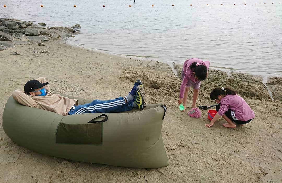 安田さちさんのインスタグラム写真 - (安田さちInstagram)「公園の遊具もあまり良くないと聞いて、ただただ砂浜を掘って遊びました🐚  子供達はこういうの好きですよね！  ただ今日は風が冷たくて、手足がかじかんで真っ赤でした…😨 #砂浜遊び  #本気のスコップ持参 #ひとりバカンス風の団長 #コロナに負けるな」4月16日 22時40分 - sachi.yasuda31