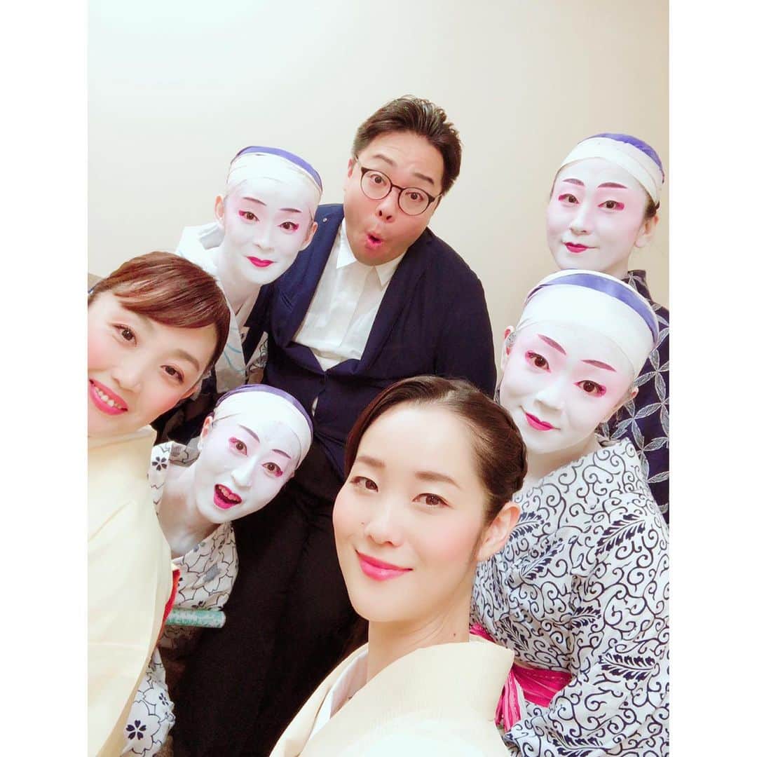 のインスタグラム：「2020.6 【公演中止のお知らせ】 《南座 超歌舞伎》の公演が中止となりました。 私も末席ながら出演させて頂く予定でございました。  去年の夏… 獅童さんをはじめとする素晴らしい座組の皆様、スタッフの皆様、そして初音ミクさんとご一緒させて頂きました舞台。 参加させて頂き、とても光栄でした。  そして、お客様皆様の熱い想いが作り上げるといっても過言ではない超歌舞伎…🌸 客席と舞台が一体となった素晴らしい光景は、今も目に焼き付いております。  とても残念ではございますが、また皆様とご一緒に、一つの大きな夢を紡げる日を信じでおります。  どうぞ皆さま、ご自愛の上お過ごしになって下さいませ。  去年のアルバムを見ておりました。 尊敬する大好きな皆様…😭❤️ またご一緒にお仕事ができますように❣️ #超歌舞伎 #初音ミク #miku #hatsunemiku  #中村獅童 丈 #南座 #歌舞伎 #kabuki # #藤間勘十郎 先生 #澤村國矢 丈 #藤蔭静寿 さん #坂東はつ花 さん #花柳女雛 さん #若柳弥天 さん #藤間勘知恵 さん #日本舞踊 #日舞  #花柳流 #日本舞踊家  #着物  #宝塚 #宝塚歌劇団 #宝塚og  #花柳まり草  #japanesedancer #kimono #fashion #takarazuka #marikusahanayagi」