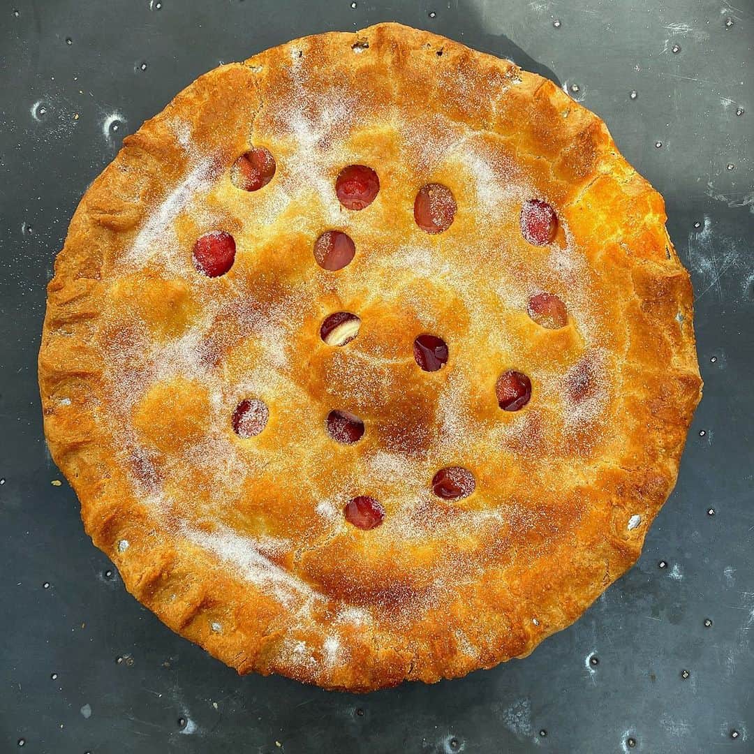 ナイジェラ・ローソンさんのインスタグラム写真 - (ナイジェラ・ローソンInstagram)「I made a pie! Sadly, it looks better than it tastes. Forgot a couple of ingredients, and had oven on wrong temperature! #oneofthosedays」4月16日 22時41分 - nigellalawson