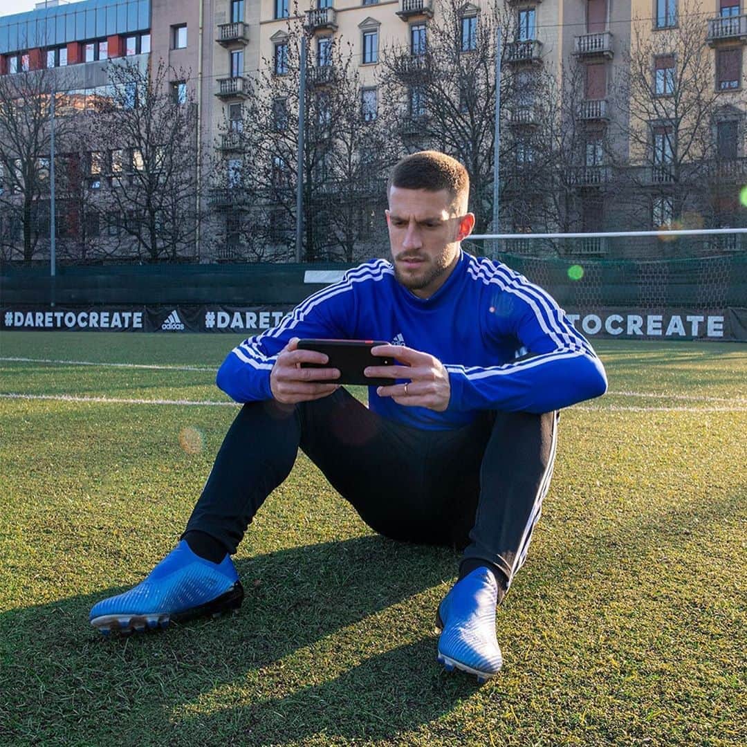 クリスティアーノ・ビラーギのインスタグラム：「#TBT Il mio primo incontro con #adidasGMR 😍, ormai mesi fa 😬. #hometeam  Link in bio per scoprirne di più 👆🏻 @adidasfootball @adidasita @googleatap - EA SPORTS FIFA Mobile」