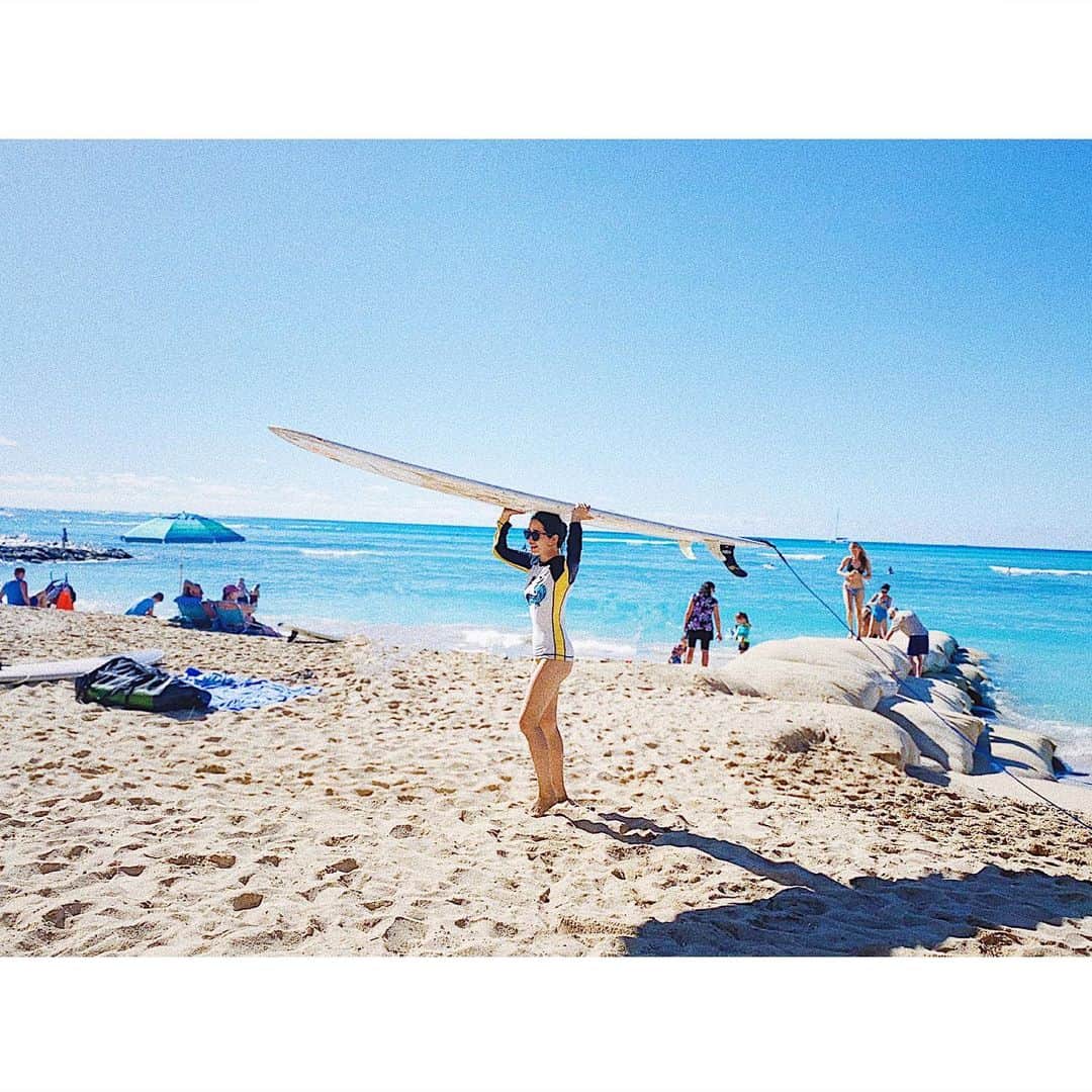 猪鼻ちひろのインスタグラム：「そろりそろり…🏄🏻‍♀️ インスタライブ、とーっても楽しかった♡ みんな優しいなぁ。ありがとう！ お約束のハワイの写真、アップしてみました。 オススメ食べ物やドラマの名前はこちらにどうぞ📝 (みんなもコメント欄を参考にしちゃいまひょ) お約束のハワイの写真をアップしてみました。 #海に行きたいひと手挙げて🙋🏻‍♀️ #ハワイ行きたいひと手挙げて🙋🏻 #拡大したひとも手を挙げて🙋🏻‍♀️←は？笑 #お尻 #大きめ #さてこれは誰だろう… #ちひろtripハワイ #ちひろトリップ #初サーフィン #サーフィン #サーファー」