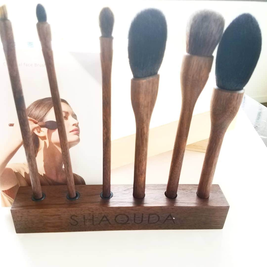 黒田啓蔵さんのインスタグラム写真 - (黒田啓蔵Instagram)「SHAQUDA UBU ETHICAL MAKUP BRUSH  広島、熊野筆をモダンにアップデートさせたブラッシュ 繊細で肌あたりが良い✨天然山羊の 心地良さ、何だか忘れていた久しぶりの感覚。 肌あたり良さは、勿論のことウォールナットの柔らかな手触りは、優しい温もりをも感じます。良いものは人の心に伝わるんですね。 #shaquda #ubu #広島 #熊野筆 #ブラッシュ#モダン #アップデート #心地良さ #温もり #エシカル #メイクアップブラッシュ」4月17日 9時34分 - kurodakeizo