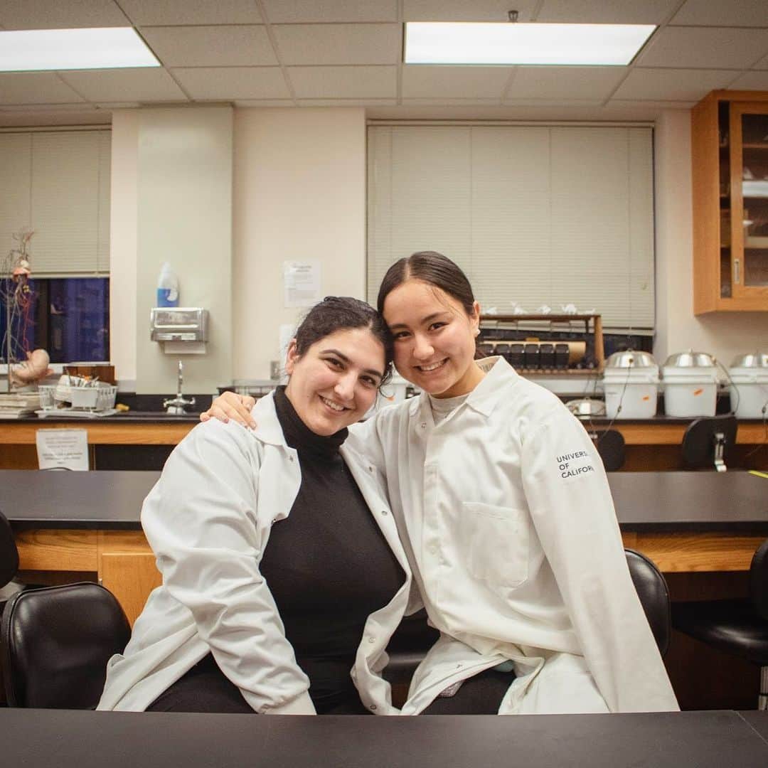 ミコ・フォガティのインスタグラム：「Going live with my best friend (@pescatarianfoodie_ ) at 6pm PST to do a Q&A to talk college, transferring, and anything you are curious about! 🥰 Tune in then! . We are both graduating this year from @ucberkeleyofficial and are both Biology Majors! . Photo credits to @how_far_ben_goes」