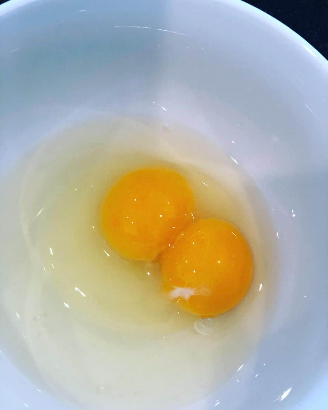 ブレッキン・メイヤーのインスタグラム：「Two yolks, ONE EGG!!!!! What’s happening!?!? WHO SENT YOU!? What’s it mean!? Have you come to destroy me!? Well, bring it on, my protein packed pugilist! #WhatDayIsIt #WhosePantsAreThese #IPoopedInTheBushes #OhYeahWellMaybeYoureTheCrazyOne #Egg」