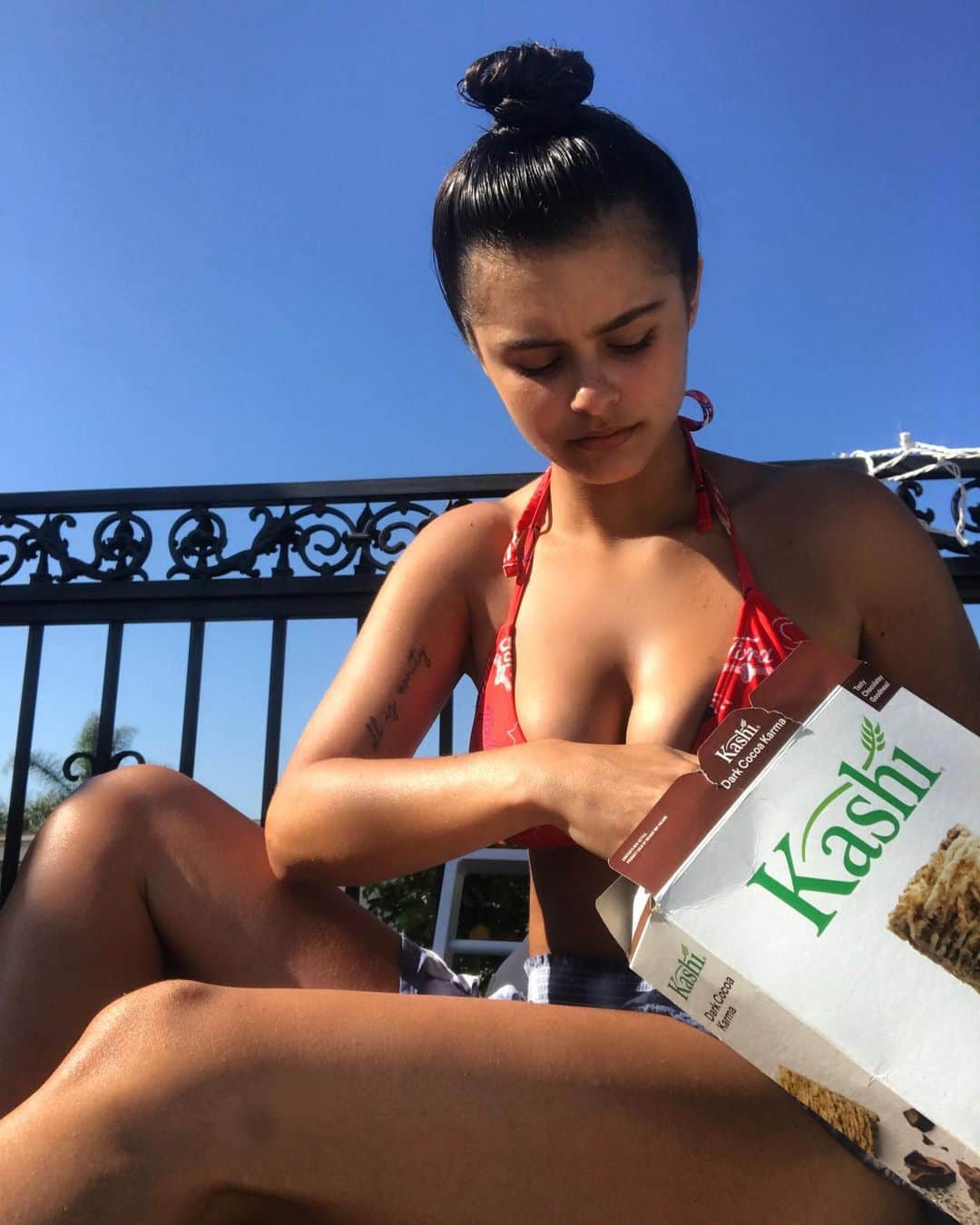 ジャッキー・リーのインスタグラム：「Cereal ✔️ hair mask ✔️」