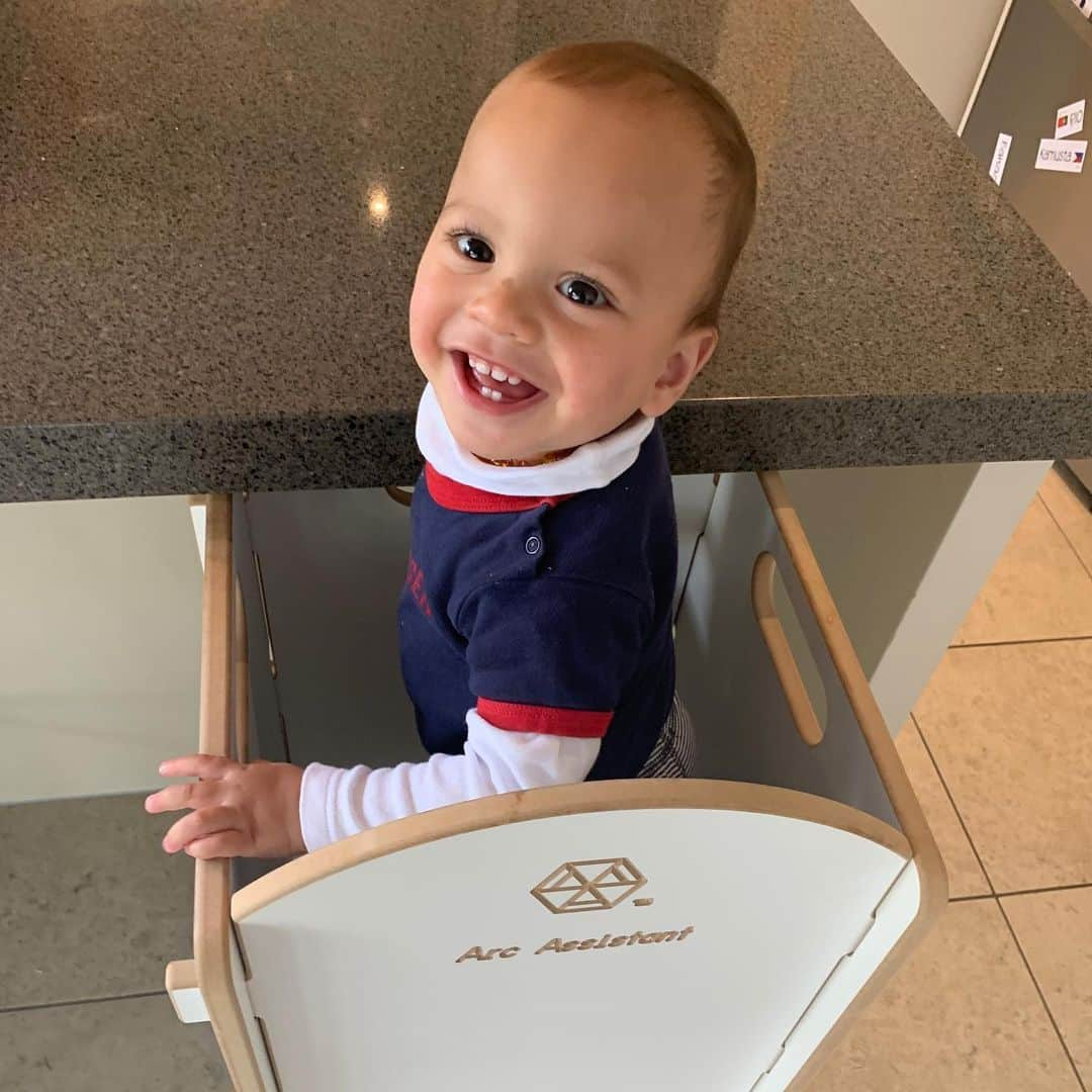 バレリー・アダムスさんのインスタグラム写真 - (バレリー・アダムスInstagram)「So much excitement to help his mumma make lunch today 💙😍 #kepalelitavasidney #ourboy #growingup #thatsmile @arc_nz_baby」4月17日 8時45分 - valerieadams84