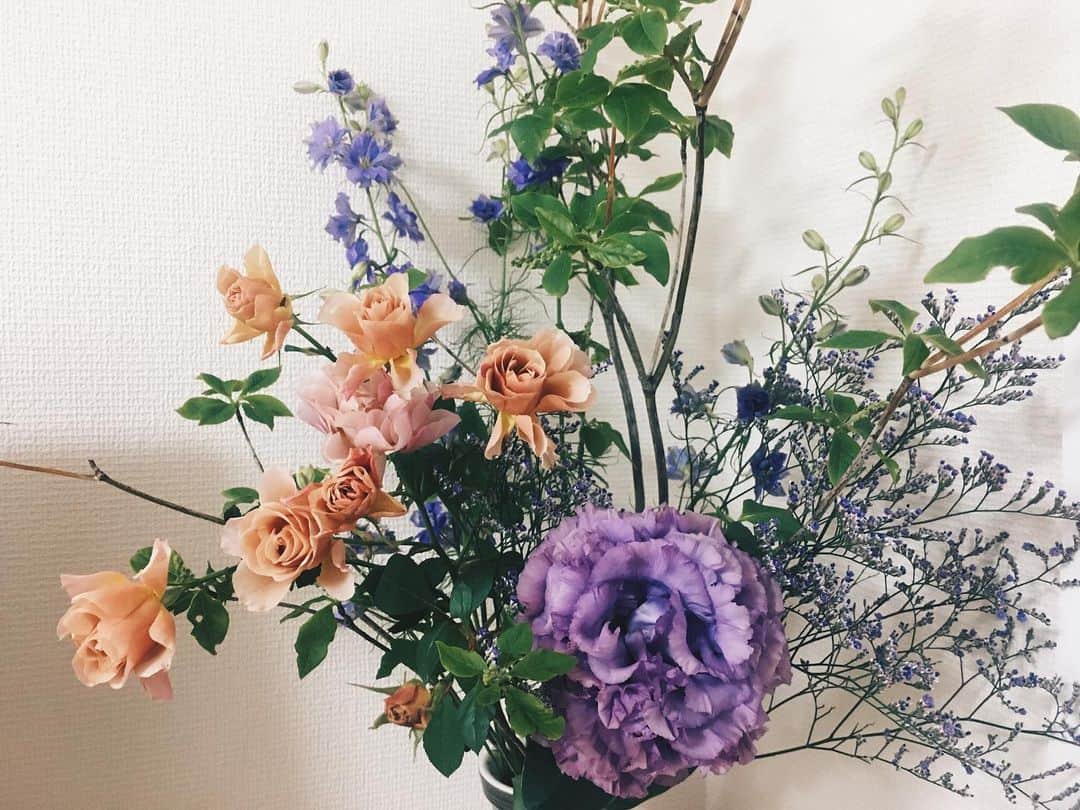 藤野可織のインスタグラム：「近所のお花屋さんも予約制になり、お任せで注文してみました。トルコキキョウと和バラとドウダンツツジとあとは忘れた…。すごいボリュームでうれしい。」