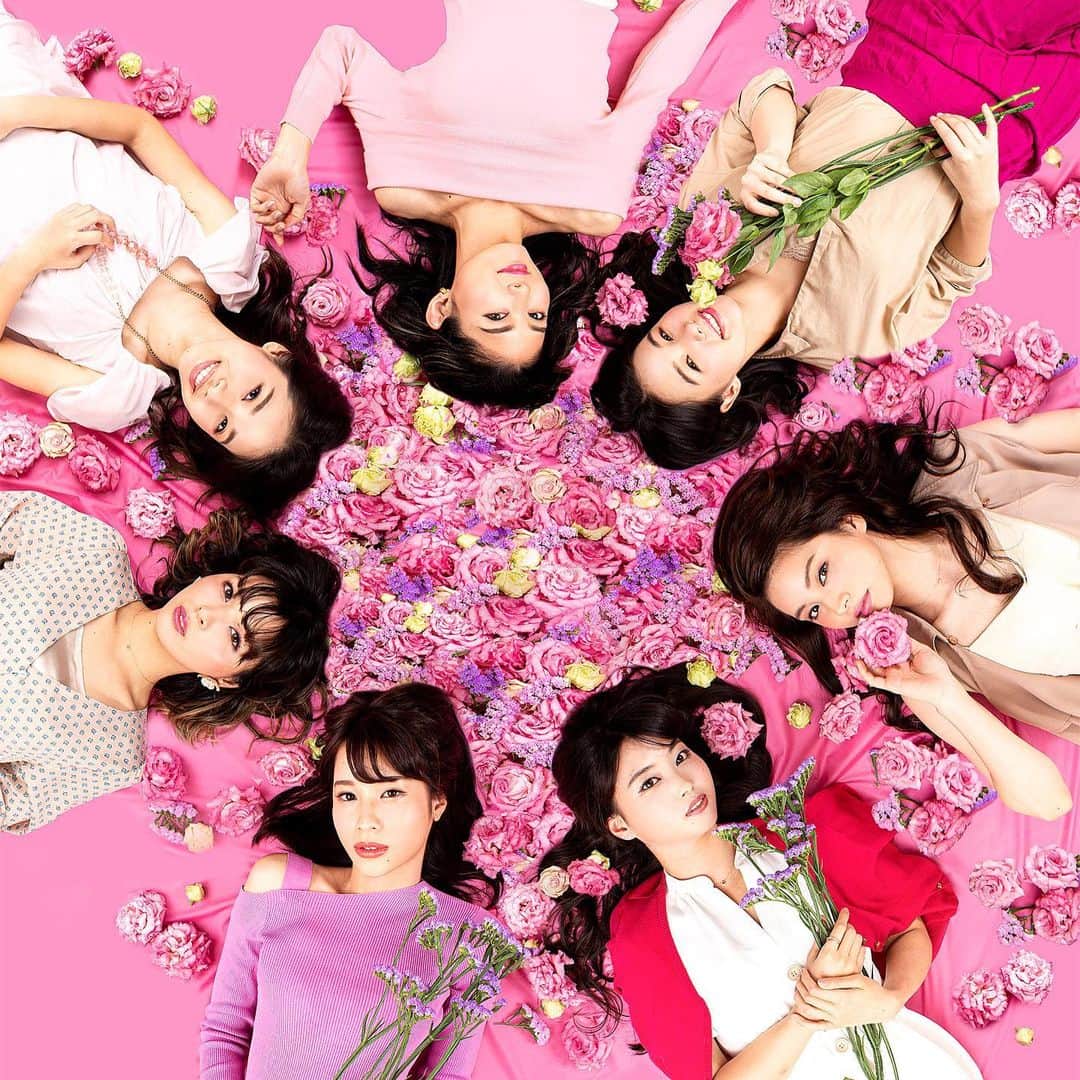 be-o編集部のインスタグラム：「かわいいbe-o ガールと、ピンクの背景が華やかな4月号！とても好評でありがとうございます✨ さて、『撮影大掛かりですね』と、良くお声掛けいただきますが実は数名ずつ撮影して合成なんです😅　 カメラマンさんの努力とモデルさんの表現力、ヘアメイクさんの魔法で出来上がってまーす🧙‍♂️ 今月号は春のスニーカー特集や、大人気ミキトニーさんの投資のお勉強第二弾！まだチェックしてない方は是非見てみて下さいね！ ＃ビオ4月号　 #beogirl #撮影方法　 #フリーマガジン　 #福里さやか」