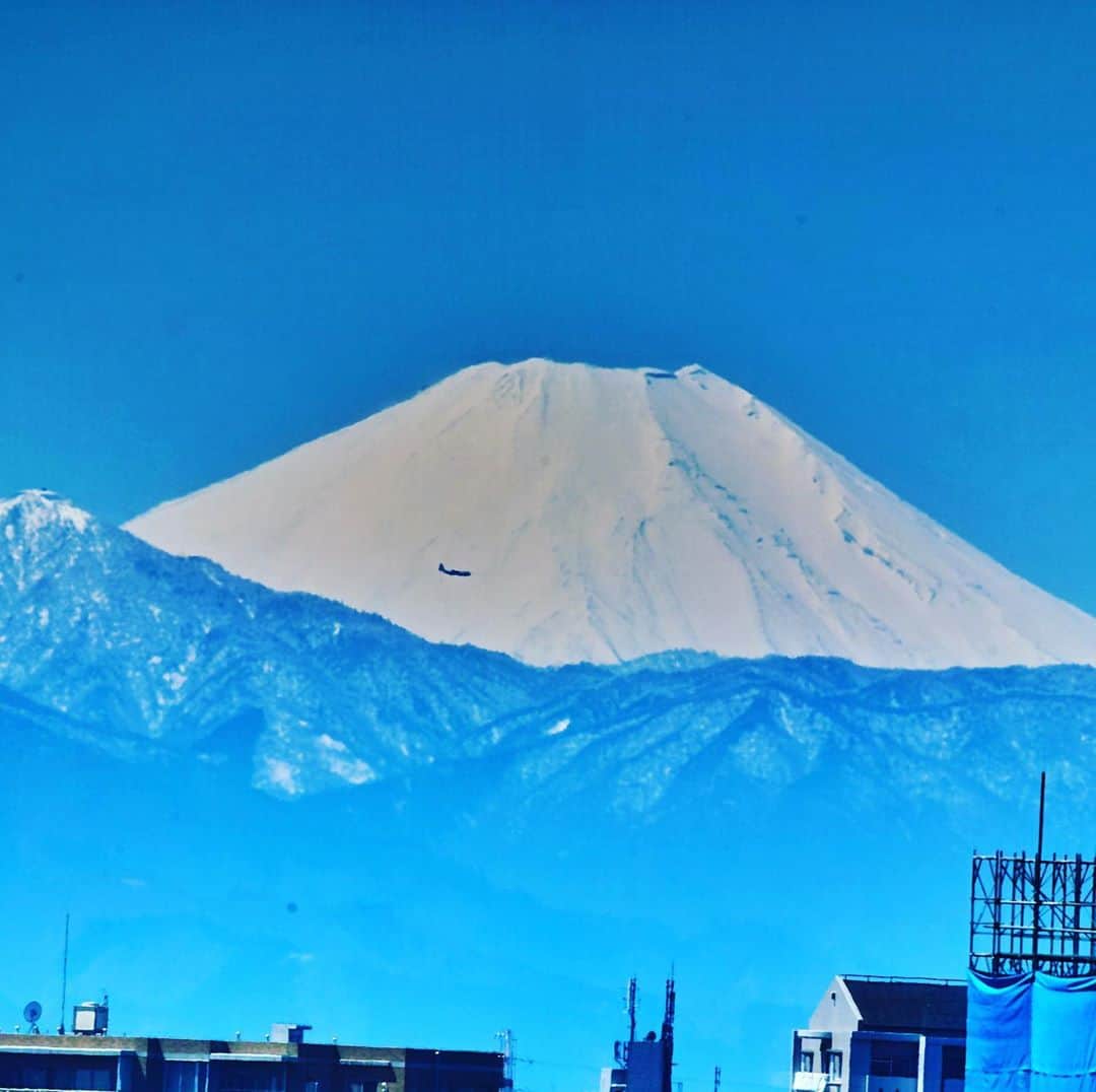 坂崎幸之助さんのインスタグラム写真 - (坂崎幸之助Instagram)「㊗️🎊happy birthday🎊🎉 富士山のように気高く白く、類なき66歳。それが我らが高見沢俊彦。  #タカミー　#高見沢俊彦　#THEALFEE  #66歳　#誕生日」4月17日 9時20分 - kohnosukesakazaki