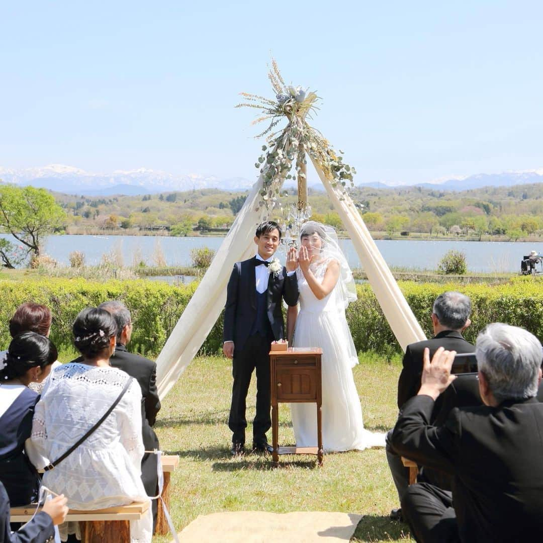 小松結婚式 M&U エムアンドユー ウェディングさんのインスタグラム写真 - (小松結婚式 M&U エムアンドユー ウェディングInstagram)「【パーティーレポート】晴天の木場潟公園で指輪の交換。永遠の愛を誓いました。﻿ ﻿ LOCATION : UMI no RUSTICWEDDING﻿ PARTY SPACE : LAGO BIANCO﻿ GUEST : 46﻿ SEASON : SPRING﻿ ﻿ M&Uの公式サイトでは、挙式・披露会陰会場のご紹介やパーティーレポート、最新の情報などをご確認いただけます。﻿ ﻿ プロフィール( @mandu_wedding )内にあるURLよりご確認ください。﻿ ﻿ *・。*・。*・。*・。*・。*・。*・。﻿ ﻿ 【苔の里・木場潟を巡る♪ 杜と湖のラスティックウエディング見学会】﻿ ﻿ 南加賀の大自然を舞台とする“杜と湖のラスティックウエディング”。﻿ その舞台となる苔の里・木場潟の見学ツアーです。﻿ 実際のロケーションを体感してお二人のイメージを膨らませてください！﻿ ﻿ ○開催日／土日祝の11:00〜15:00（完全予約制）﻿ ○お問い合わせ・お申し込み／プロフィール内のリンクより公式サイトにお進みください。﻿ ﻿ *・。*・。*・。*・。*・。*・。*・。﻿ ﻿ 【M&U WEDDING の結婚式】﻿ ﻿ 100年経っても変わらないこの景色。﻿ 訪れるたび、幸せの記憶がよみがえる。﻿ ﻿ 石川県小松市。ここにある自然環境を最大限に活かした、シンプルでナチュラルな結婚式、『ラスティックウエディング』﻿ ﻿ ラスティックとは、「素朴」や「温かみ」という意味があります。﻿ 自然に囲まれて、気持ちのよい日差しを浴びながら、飾り過ぎない素の美しい世界で、大切なゲストとかけがえのない時間を過ごす。まるで映画のワンシーンのようなウエディングです。﻿ ﻿ *・。*・。*・。*・。*・。*・。*・。」4月17日 0時38分 - mandu_wedding