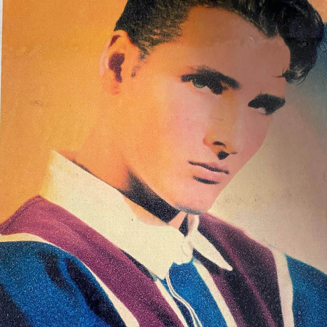 ピーター・ファシネリのインスタグラム：「#TBT to this baby face kid. Looks like I just walked off the set of Saved by the Bell. 🤣」