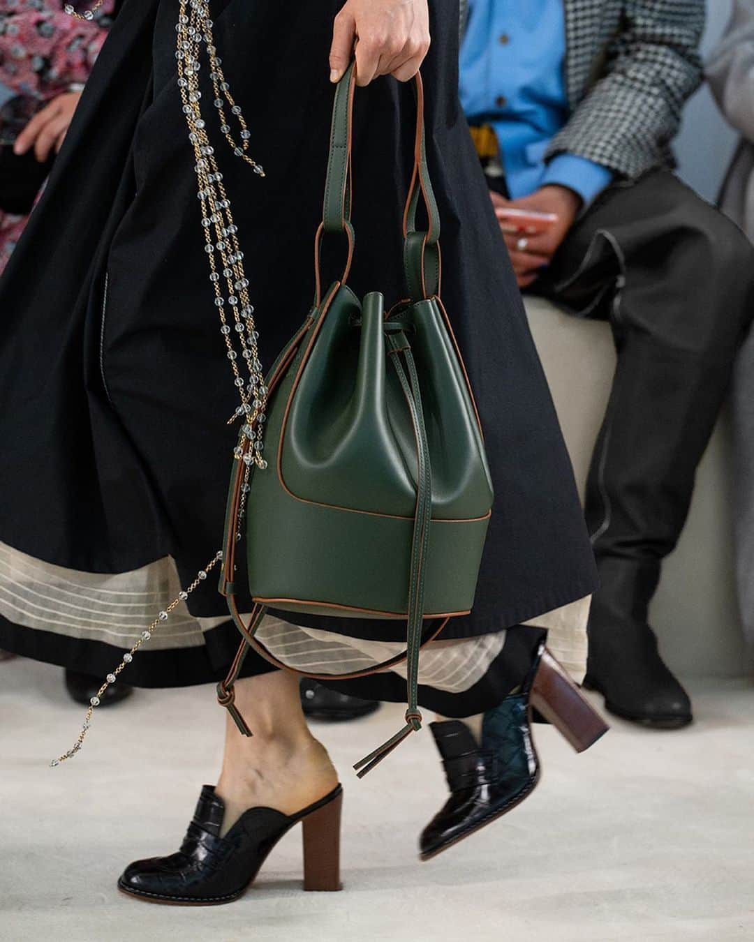 Loeweさんのインスタグラム写真 - (LoeweInstagram)「The bags from the LOEWE Spring Summer 2020 runway demonstrate a unique artisanship and longstanding expertise.  #LOEWE #LOEWESS20」4月17日 0時44分 - loewe